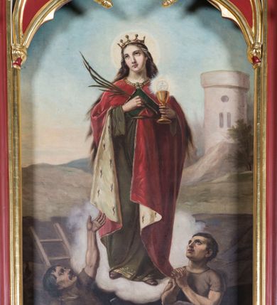 Zdjęcie nr 15: Ołtarz Najświętszego Serca Pana Jezusa uzyskał formę drewnianej i polichromowanej przyściennej struktury architektonicznej. Jest to założenie jednoosiowe i jednokondygnacyjne ze zwieńczeniem. Drewniana mensa wspiera się na prostopadłościennym drewnianym stipesie ołtarzowym flankowanym po bokach kolumienkami na wysokich cokolikach. Antepedium zostało podzielone obramionymi podłużnymi dwiema płycinami. Ich wewnętrzne krótsze boki są wklęsłe. W centrum pomiędzy płycinami znajduje się złocony czteroliść w owalu z wpisanym w środku krzyżem równoramiennym. Nastawa została ustawiona na zdwojonym cokole z przylegającym do niego na środku wielobocznym tabernakulum. Prostopadłościenne tabernakulum o ściętych narożach dekorowane jest płycinami ozdobionymi przenikającymi się ostrołukami z noskami. Drzwiczki zdobią litery alfa i omega. Górną część tabernakulum zamyka profilowany gzyms, natomiast dolną dekoruje pseudogotycki fryz z motywem czteroliścia wpisanego w romboidalną kratownicę. Podobny fryz znajduje się w dolnej cześć cokołu nastawy. Z kolei górną zdobią podłużne płyciny ze złoconą dekoracją maswerkową. Z cokołu wyrasta architektoniczna struktura utworzona z centralnej aediculi flankowanej parami kolumn o korynckich, złoconych kapitelach i czerwonych trzonach dekorowanych złotym ornamentem geometrycznym. Kolumny zostały ustawione na niewielkich postumentach. Podtrzymują one imposty z cokolikami z rozetami, z których wyrastają złocone, skręcone mniejsze kolumienki z fantazyjnymi kapitelami podtrzymującymi czworoboczne sterczyny przechodzące w pinakle zwieńczone kwiatonami. W dolnej części pomiędzy kolumnami zastosowano wydłużone płyciny zwieńczone trójbocznie z wpisanymi ostrołukami, wypełnionymi złoconym ornamentem astwerkowym. Natomiast w górnej części pomiędzy skręconymi kolumienkami oraz w tle arkady wieńczącej aediculę zastosowano płyciny dekorowane złoconymi ostrołukami z noskami. Ponad bocznymi płycinami wypiętrzono po bokach dwa mniejsze trójkątne szczyty zakończone pinaklami. Większy trójkątny szczyt, wypełniony obrazem z przedstawieniem Niepokalanego Serca Najświętszej Marii Panny, wznosi się nad centralną aediculą zakończoną ostrołukowo. W górnej części ostrołuk aediculi wypełnia ażurowy fantazyjny maswerk. W aediculi znajduje się obraz Najświętszego Serca Pana Jezusa, a na zasuwach obraz Matki Boskiej Różańcowej i św. Barbary. Nastawę po bokach flankują pełnoplastyczne figury św. Dominika oraz św. Katarzyny Sieneńskiej. Całość polichromowana jest w odcieniach seledynowej zieleni, rozbielonej czerwieni oraz błękintawej szarości. Partie ornamentów i profile płycin są złocone.