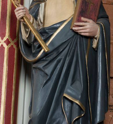 Zdjęcie nr 9: Ołtarz Najświętszego Serca Pana Jezusa uzyskał formę drewnianej i polichromowanej przyściennej struktury architektonicznej. Jest to założenie jednoosiowe i jednokondygnacyjne ze zwieńczeniem. Drewniana mensa wspiera się na prostopadłościennym drewnianym stipesie ołtarzowym flankowanym po bokach kolumienkami na wysokich cokolikach. Antepedium zostało podzielone obramionymi podłużnymi dwiema płycinami. Ich wewnętrzne krótsze boki są wklęsłe. W centrum pomiędzy płycinami znajduje się złocony czteroliść w owalu z wpisanym w środku krzyżem równoramiennym. Nastawa została ustawiona na zdwojonym cokole z przylegającym do niego na środku wielobocznym tabernakulum. Prostopadłościenne tabernakulum o ściętych narożach dekorowane jest płycinami ozdobionymi przenikającymi się ostrołukami z noskami. Drzwiczki zdobią litery alfa i omega. Górną część tabernakulum zamyka profilowany gzyms, natomiast dolną dekoruje pseudogotycki fryz z motywem czteroliścia wpisanego w romboidalną kratownicę. Podobny fryz znajduje się w dolnej cześć cokołu nastawy. Z kolei górną zdobią podłużne płyciny ze złoconą dekoracją maswerkową. Z cokołu wyrasta architektoniczna struktura utworzona z centralnej aediculi flankowanej parami kolumn o korynckich, złoconych kapitelach i czerwonych trzonach dekorowanych złotym ornamentem geometrycznym. Kolumny zostały ustawione na niewielkich postumentach. Podtrzymują one imposty z cokolikami z rozetami, z których wyrastają złocone, skręcone mniejsze kolumienki z fantazyjnymi kapitelami podtrzymującymi czworoboczne sterczyny przechodzące w pinakle zwieńczone kwiatonami. W dolnej części pomiędzy kolumnami zastosowano wydłużone płyciny zwieńczone trójbocznie z wpisanymi ostrołukami, wypełnionymi złoconym ornamentem astwerkowym. Natomiast w górnej części pomiędzy skręconymi kolumienkami oraz w tle arkady wieńczącej aediculę zastosowano płyciny dekorowane złoconymi ostrołukami z noskami. Ponad bocznymi płycinami wypiętrzono po bokach dwa mniejsze trójkątne szczyty zakończone pinaklami. Większy trójkątny szczyt, wypełniony obrazem z przedstawieniem Niepokalanego Serca Najświętszej Marii Panny, wznosi się nad centralną aediculą zakończoną ostrołukowo. W górnej części ostrołuk aediculi wypełnia ażurowy fantazyjny maswerk. W aediculi znajduje się obraz Najświętszego Serca Pana Jezusa, a na zasuwach obraz Matki Boskiej Różańcowej i św. Barbary. Nastawę po bokach flankują pełnoplastyczne figury św. Dominika oraz św. Katarzyny Sieneńskiej. Całość polichromowana jest w odcieniach seledynowej zieleni, rozbielonej czerwieni oraz błękintawej szarości. Partie ornamentów i profile płycin są złocone.