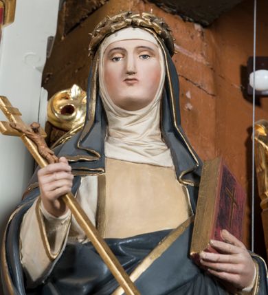 Zdjęcie nr 10: Ołtarz Najświętszego Serca Pana Jezusa uzyskał formę drewnianej i polichromowanej przyściennej struktury architektonicznej. Jest to założenie jednoosiowe i jednokondygnacyjne ze zwieńczeniem. Drewniana mensa wspiera się na prostopadłościennym drewnianym stipesie ołtarzowym flankowanym po bokach kolumienkami na wysokich cokolikach. Antepedium zostało podzielone obramionymi podłużnymi dwiema płycinami. Ich wewnętrzne krótsze boki są wklęsłe. W centrum pomiędzy płycinami znajduje się złocony czteroliść w owalu z wpisanym w środku krzyżem równoramiennym. Nastawa została ustawiona na zdwojonym cokole z przylegającym do niego na środku wielobocznym tabernakulum. Prostopadłościenne tabernakulum o ściętych narożach dekorowane jest płycinami ozdobionymi przenikającymi się ostrołukami z noskami. Drzwiczki zdobią litery alfa i omega. Górną część tabernakulum zamyka profilowany gzyms, natomiast dolną dekoruje pseudogotycki fryz z motywem czteroliścia wpisanego w romboidalną kratownicę. Podobny fryz znajduje się w dolnej cześć cokołu nastawy. Z kolei górną zdobią podłużne płyciny ze złoconą dekoracją maswerkową. Z cokołu wyrasta architektoniczna struktura utworzona z centralnej aediculi flankowanej parami kolumn o korynckich, złoconych kapitelach i czerwonych trzonach dekorowanych złotym ornamentem geometrycznym. Kolumny zostały ustawione na niewielkich postumentach. Podtrzymują one imposty z cokolikami z rozetami, z których wyrastają złocone, skręcone mniejsze kolumienki z fantazyjnymi kapitelami podtrzymującymi czworoboczne sterczyny przechodzące w pinakle zwieńczone kwiatonami. W dolnej części pomiędzy kolumnami zastosowano wydłużone płyciny zwieńczone trójbocznie z wpisanymi ostrołukami, wypełnionymi złoconym ornamentem astwerkowym. Natomiast w górnej części pomiędzy skręconymi kolumienkami oraz w tle arkady wieńczącej aediculę zastosowano płyciny dekorowane złoconymi ostrołukami z noskami. Ponad bocznymi płycinami wypiętrzono po bokach dwa mniejsze trójkątne szczyty zakończone pinaklami. Większy trójkątny szczyt, wypełniony obrazem z przedstawieniem Niepokalanego Serca Najświętszej Marii Panny, wznosi się nad centralną aediculą zakończoną ostrołukowo. W górnej części ostrołuk aediculi wypełnia ażurowy fantazyjny maswerk. W aediculi znajduje się obraz Najświętszego Serca Pana Jezusa, a na zasuwach obraz Matki Boskiej Różańcowej i św. Barbary. Nastawę po bokach flankują pełnoplastyczne figury św. Dominika oraz św. Katarzyny Sieneńskiej. Całość polichromowana jest w odcieniach seledynowej zieleni, rozbielonej czerwieni oraz błękintawej szarości. Partie ornamentów i profile płycin są złocone.