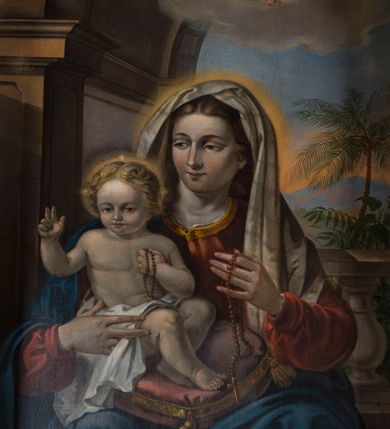 Zdjęcie nr 18: Ołtarz Najświętszego Serca Pana Jezusa uzyskał formę drewnianej i polichromowanej przyściennej struktury architektonicznej. Jest to założenie jednoosiowe i jednokondygnacyjne ze zwieńczeniem. Drewniana mensa wspiera się na prostopadłościennym drewnianym stipesie ołtarzowym flankowanym po bokach kolumienkami na wysokich cokolikach. Antepedium zostało podzielone obramionymi podłużnymi dwiema płycinami. Ich wewnętrzne krótsze boki są wklęsłe. W centrum pomiędzy płycinami znajduje się złocony czteroliść w owalu z wpisanym w środku krzyżem równoramiennym. Nastawa została ustawiona na zdwojonym cokole z przylegającym do niego na środku wielobocznym tabernakulum. Prostopadłościenne tabernakulum o ściętych narożach dekorowane jest płycinami ozdobionymi przenikającymi się ostrołukami z noskami. Drzwiczki zdobią litery alfa i omega. Górną część tabernakulum zamyka profilowany gzyms, natomiast dolną dekoruje pseudogotycki fryz z motywem czteroliścia wpisanego w romboidalną kratownicę. Podobny fryz znajduje się w dolnej cześć cokołu nastawy. Z kolei górną zdobią podłużne płyciny ze złoconą dekoracją maswerkową. Z cokołu wyrasta architektoniczna struktura utworzona z centralnej aediculi flankowanej parami kolumn o korynckich, złoconych kapitelach i czerwonych trzonach dekorowanych złotym ornamentem geometrycznym. Kolumny zostały ustawione na niewielkich postumentach. Podtrzymują one imposty z cokolikami z rozetami, z których wyrastają złocone, skręcone mniejsze kolumienki z fantazyjnymi kapitelami podtrzymującymi czworoboczne sterczyny przechodzące w pinakle zwieńczone kwiatonami. W dolnej części pomiędzy kolumnami zastosowano wydłużone płyciny zwieńczone trójbocznie z wpisanymi ostrołukami, wypełnionymi złoconym ornamentem astwerkowym. Natomiast w górnej części pomiędzy skręconymi kolumienkami oraz w tle arkady wieńczącej aediculę zastosowano płyciny dekorowane złoconymi ostrołukami z noskami. Ponad bocznymi płycinami wypiętrzono po bokach dwa mniejsze trójkątne szczyty zakończone pinaklami. Większy trójkątny szczyt, wypełniony obrazem z przedstawieniem Niepokalanego Serca Najświętszej Marii Panny, wznosi się nad centralną aediculą zakończoną ostrołukowo. W górnej części ostrołuk aediculi wypełnia ażurowy fantazyjny maswerk. W aediculi znajduje się obraz Najświętszego Serca Pana Jezusa, a na zasuwach obraz Matki Boskiej Różańcowej i św. Barbary. Nastawę po bokach flankują pełnoplastyczne figury św. Dominika oraz św. Katarzyny Sieneńskiej. Całość polichromowana jest w odcieniach seledynowej zieleni, rozbielonej czerwieni oraz błękintawej szarości. Partie ornamentów i profile płycin są złocone.