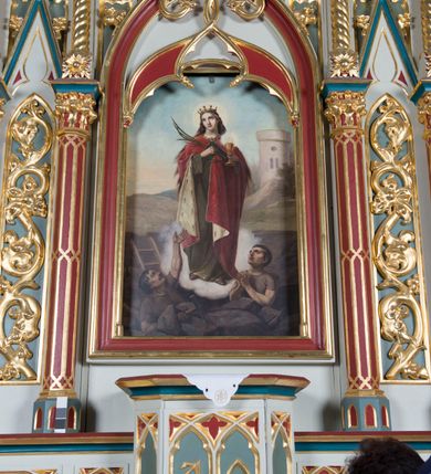 Zdjęcie nr 13: Ołtarz Najświętszego Serca Pana Jezusa uzyskał formę drewnianej i polichromowanej przyściennej struktury architektonicznej. Jest to założenie jednoosiowe i jednokondygnacyjne ze zwieńczeniem. Drewniana mensa wspiera się na prostopadłościennym drewnianym stipesie ołtarzowym flankowanym po bokach kolumienkami na wysokich cokolikach. Antepedium zostało podzielone obramionymi podłużnymi dwiema płycinami. Ich wewnętrzne krótsze boki są wklęsłe. W centrum pomiędzy płycinami znajduje się złocony czteroliść w owalu z wpisanym w środku krzyżem równoramiennym. Nastawa została ustawiona na zdwojonym cokole z przylegającym do niego na środku wielobocznym tabernakulum. Prostopadłościenne tabernakulum o ściętych narożach dekorowane jest płycinami ozdobionymi przenikającymi się ostrołukami z noskami. Drzwiczki zdobią litery alfa i omega. Górną część tabernakulum zamyka profilowany gzyms, natomiast dolną dekoruje pseudogotycki fryz z motywem czteroliścia wpisanego w romboidalną kratownicę. Podobny fryz znajduje się w dolnej cześć cokołu nastawy. Z kolei górną zdobią podłużne płyciny ze złoconą dekoracją maswerkową. Z cokołu wyrasta architektoniczna struktura utworzona z centralnej aediculi flankowanej parami kolumn o korynckich, złoconych kapitelach i czerwonych trzonach dekorowanych złotym ornamentem geometrycznym. Kolumny zostały ustawione na niewielkich postumentach. Podtrzymują one imposty z cokolikami z rozetami, z których wyrastają złocone, skręcone mniejsze kolumienki z fantazyjnymi kapitelami podtrzymującymi czworoboczne sterczyny przechodzące w pinakle zwieńczone kwiatonami. W dolnej części pomiędzy kolumnami zastosowano wydłużone płyciny zwieńczone trójbocznie z wpisanymi ostrołukami, wypełnionymi złoconym ornamentem astwerkowym. Natomiast w górnej części pomiędzy skręconymi kolumienkami oraz w tle arkady wieńczącej aediculę zastosowano płyciny dekorowane złoconymi ostrołukami z noskami. Ponad bocznymi płycinami wypiętrzono po bokach dwa mniejsze trójkątne szczyty zakończone pinaklami. Większy trójkątny szczyt, wypełniony obrazem z przedstawieniem Niepokalanego Serca Najświętszej Marii Panny, wznosi się nad centralną aediculą zakończoną ostrołukowo. W górnej części ostrołuk aediculi wypełnia ażurowy fantazyjny maswerk. W aediculi znajduje się obraz Najświętszego Serca Pana Jezusa, a na zasuwach obraz Matki Boskiej Różańcowej i św. Barbary. Nastawę po bokach flankują pełnoplastyczne figury św. Dominika oraz św. Katarzyny Sieneńskiej. Całość polichromowana jest w odcieniach seledynowej zieleni, rozbielonej czerwieni oraz błękintawej szarości. Partie ornamentów i profile płycin są złocone.