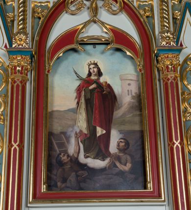 Zdjęcie nr 14: Ołtarz Najświętszego Serca Pana Jezusa uzyskał formę drewnianej i polichromowanej przyściennej struktury architektonicznej. Jest to założenie jednoosiowe i jednokondygnacyjne ze zwieńczeniem. Drewniana mensa wspiera się na prostopadłościennym drewnianym stipesie ołtarzowym flankowanym po bokach kolumienkami na wysokich cokolikach. Antepedium zostało podzielone obramionymi podłużnymi dwiema płycinami. Ich wewnętrzne krótsze boki są wklęsłe. W centrum pomiędzy płycinami znajduje się złocony czteroliść w owalu z wpisanym w środku krzyżem równoramiennym. Nastawa została ustawiona na zdwojonym cokole z przylegającym do niego na środku wielobocznym tabernakulum. Prostopadłościenne tabernakulum o ściętych narożach dekorowane jest płycinami ozdobionymi przenikającymi się ostrołukami z noskami. Drzwiczki zdobią litery alfa i omega. Górną część tabernakulum zamyka profilowany gzyms, natomiast dolną dekoruje pseudogotycki fryz z motywem czteroliścia wpisanego w romboidalną kratownicę. Podobny fryz znajduje się w dolnej cześć cokołu nastawy. Z kolei górną zdobią podłużne płyciny ze złoconą dekoracją maswerkową. Z cokołu wyrasta architektoniczna struktura utworzona z centralnej aediculi flankowanej parami kolumn o korynckich, złoconych kapitelach i czerwonych trzonach dekorowanych złotym ornamentem geometrycznym. Kolumny zostały ustawione na niewielkich postumentach. Podtrzymują one imposty z cokolikami z rozetami, z których wyrastają złocone, skręcone mniejsze kolumienki z fantazyjnymi kapitelami podtrzymującymi czworoboczne sterczyny przechodzące w pinakle zwieńczone kwiatonami. W dolnej części pomiędzy kolumnami zastosowano wydłużone płyciny zwieńczone trójbocznie z wpisanymi ostrołukami, wypełnionymi złoconym ornamentem astwerkowym. Natomiast w górnej części pomiędzy skręconymi kolumienkami oraz w tle arkady wieńczącej aediculę zastosowano płyciny dekorowane złoconymi ostrołukami z noskami. Ponad bocznymi płycinami wypiętrzono po bokach dwa mniejsze trójkątne szczyty zakończone pinaklami. Większy trójkątny szczyt, wypełniony obrazem z przedstawieniem Niepokalanego Serca Najświętszej Marii Panny, wznosi się nad centralną aediculą zakończoną ostrołukowo. W górnej części ostrołuk aediculi wypełnia ażurowy fantazyjny maswerk. W aediculi znajduje się obraz Najświętszego Serca Pana Jezusa, a na zasuwach obraz Matki Boskiej Różańcowej i św. Barbary. Nastawę po bokach flankują pełnoplastyczne figury św. Dominika oraz św. Katarzyny Sieneńskiej. Całość polichromowana jest w odcieniach seledynowej zieleni, rozbielonej czerwieni oraz błękintawej szarości. Partie ornamentów i profile płycin są złocone.