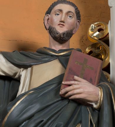 Zdjęcie nr 6: Ołtarz Najświętszego Serca Pana Jezusa uzyskał formę drewnianej i polichromowanej przyściennej struktury architektonicznej. Jest to założenie jednoosiowe i jednokondygnacyjne ze zwieńczeniem. Drewniana mensa wspiera się na prostopadłościennym drewnianym stipesie ołtarzowym flankowanym po bokach kolumienkami na wysokich cokolikach. Antepedium zostało podzielone obramionymi podłużnymi dwiema płycinami. Ich wewnętrzne krótsze boki są wklęsłe. W centrum pomiędzy płycinami znajduje się złocony czteroliść w owalu z wpisanym w środku krzyżem równoramiennym. Nastawa została ustawiona na zdwojonym cokole z przylegającym do niego na środku wielobocznym tabernakulum. Prostopadłościenne tabernakulum o ściętych narożach dekorowane jest płycinami ozdobionymi przenikającymi się ostrołukami z noskami. Drzwiczki zdobią litery alfa i omega. Górną część tabernakulum zamyka profilowany gzyms, natomiast dolną dekoruje pseudogotycki fryz z motywem czteroliścia wpisanego w romboidalną kratownicę. Podobny fryz znajduje się w dolnej cześć cokołu nastawy. Z kolei górną zdobią podłużne płyciny ze złoconą dekoracją maswerkową. Z cokołu wyrasta architektoniczna struktura utworzona z centralnej aediculi flankowanej parami kolumn o korynckich, złoconych kapitelach i czerwonych trzonach dekorowanych złotym ornamentem geometrycznym. Kolumny zostały ustawione na niewielkich postumentach. Podtrzymują one imposty z cokolikami z rozetami, z których wyrastają złocone, skręcone mniejsze kolumienki z fantazyjnymi kapitelami podtrzymującymi czworoboczne sterczyny przechodzące w pinakle zwieńczone kwiatonami. W dolnej części pomiędzy kolumnami zastosowano wydłużone płyciny zwieńczone trójbocznie z wpisanymi ostrołukami, wypełnionymi złoconym ornamentem astwerkowym. Natomiast w górnej części pomiędzy skręconymi kolumienkami oraz w tle arkady wieńczącej aediculę zastosowano płyciny dekorowane złoconymi ostrołukami z noskami. Ponad bocznymi płycinami wypiętrzono po bokach dwa mniejsze trójkątne szczyty zakończone pinaklami. Większy trójkątny szczyt, wypełniony obrazem z przedstawieniem Niepokalanego Serca Najświętszej Marii Panny, wznosi się nad centralną aediculą zakończoną ostrołukowo. W górnej części ostrołuk aediculi wypełnia ażurowy fantazyjny maswerk. W aediculi znajduje się obraz Najświętszego Serca Pana Jezusa, a na zasuwach obraz Matki Boskiej Różańcowej i św. Barbary. Nastawę po bokach flankują pełnoplastyczne figury św. Dominika oraz św. Katarzyny Sieneńskiej. Całość polichromowana jest w odcieniach seledynowej zieleni, rozbielonej czerwieni oraz błękintawej szarości. Partie ornamentów i profile płycin są złocone.