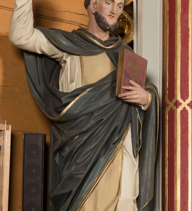 Zdjęcie nr 4: Ołtarz Najświętszego Serca Pana Jezusa uzyskał formę drewnianej i polichromowanej przyściennej struktury architektonicznej. Jest to założenie jednoosiowe i jednokondygnacyjne ze zwieńczeniem. Drewniana mensa wspiera się na prostopadłościennym drewnianym stipesie ołtarzowym flankowanym po bokach kolumienkami na wysokich cokolikach. Antepedium zostało podzielone obramionymi podłużnymi dwiema płycinami. Ich wewnętrzne krótsze boki są wklęsłe. W centrum pomiędzy płycinami znajduje się złocony czteroliść w owalu z wpisanym w środku krzyżem równoramiennym. Nastawa została ustawiona na zdwojonym cokole z przylegającym do niego na środku wielobocznym tabernakulum. Prostopadłościenne tabernakulum o ściętych narożach dekorowane jest płycinami ozdobionymi przenikającymi się ostrołukami z noskami. Drzwiczki zdobią litery alfa i omega. Górną część tabernakulum zamyka profilowany gzyms, natomiast dolną dekoruje pseudogotycki fryz z motywem czteroliścia wpisanego w romboidalną kratownicę. Podobny fryz znajduje się w dolnej cześć cokołu nastawy. Z kolei górną zdobią podłużne płyciny ze złoconą dekoracją maswerkową. Z cokołu wyrasta architektoniczna struktura utworzona z centralnej aediculi flankowanej parami kolumn o korynckich, złoconych kapitelach i czerwonych trzonach dekorowanych złotym ornamentem geometrycznym. Kolumny zostały ustawione na niewielkich postumentach. Podtrzymują one imposty z cokolikami z rozetami, z których wyrastają złocone, skręcone mniejsze kolumienki z fantazyjnymi kapitelami podtrzymującymi czworoboczne sterczyny przechodzące w pinakle zwieńczone kwiatonami. W dolnej części pomiędzy kolumnami zastosowano wydłużone płyciny zwieńczone trójbocznie z wpisanymi ostrołukami, wypełnionymi złoconym ornamentem astwerkowym. Natomiast w górnej części pomiędzy skręconymi kolumienkami oraz w tle arkady wieńczącej aediculę zastosowano płyciny dekorowane złoconymi ostrołukami z noskami. Ponad bocznymi płycinami wypiętrzono po bokach dwa mniejsze trójkątne szczyty zakończone pinaklami. Większy trójkątny szczyt, wypełniony obrazem z przedstawieniem Niepokalanego Serca Najświętszej Marii Panny, wznosi się nad centralną aediculą zakończoną ostrołukowo. W górnej części ostrołuk aediculi wypełnia ażurowy fantazyjny maswerk. W aediculi znajduje się obraz Najświętszego Serca Pana Jezusa, a na zasuwach obraz Matki Boskiej Różańcowej i św. Barbary. Nastawę po bokach flankują pełnoplastyczne figury św. Dominika oraz św. Katarzyny Sieneńskiej. Całość polichromowana jest w odcieniach seledynowej zieleni, rozbielonej czerwieni oraz błękintawej szarości. Partie ornamentów i profile płycin są złocone.