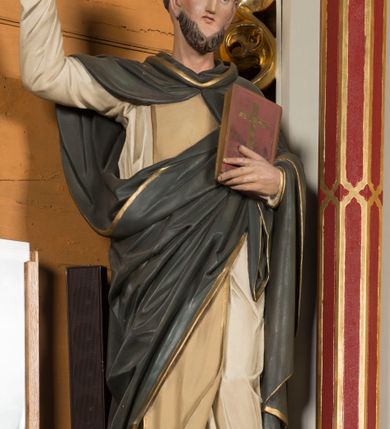 Zdjęcie nr 3: Ołtarz Najświętszego Serca Pana Jezusa uzyskał formę drewnianej i polichromowanej przyściennej struktury architektonicznej. Jest to założenie jednoosiowe i jednokondygnacyjne ze zwieńczeniem. Drewniana mensa wspiera się na prostopadłościennym drewnianym stipesie ołtarzowym flankowanym po bokach kolumienkami na wysokich cokolikach. Antepedium zostało podzielone obramionymi podłużnymi dwiema płycinami. Ich wewnętrzne krótsze boki są wklęsłe. W centrum pomiędzy płycinami znajduje się złocony czteroliść w owalu z wpisanym w środku krzyżem równoramiennym. Nastawa została ustawiona na zdwojonym cokole z przylegającym do niego na środku wielobocznym tabernakulum. Prostopadłościenne tabernakulum o ściętych narożach dekorowane jest płycinami ozdobionymi przenikającymi się ostrołukami z noskami. Drzwiczki zdobią litery alfa i omega. Górną część tabernakulum zamyka profilowany gzyms, natomiast dolną dekoruje pseudogotycki fryz z motywem czteroliścia wpisanego w romboidalną kratownicę. Podobny fryz znajduje się w dolnej cześć cokołu nastawy. Z kolei górną zdobią podłużne płyciny ze złoconą dekoracją maswerkową. Z cokołu wyrasta architektoniczna struktura utworzona z centralnej aediculi flankowanej parami kolumn o korynckich, złoconych kapitelach i czerwonych trzonach dekorowanych złotym ornamentem geometrycznym. Kolumny zostały ustawione na niewielkich postumentach. Podtrzymują one imposty z cokolikami z rozetami, z których wyrastają złocone, skręcone mniejsze kolumienki z fantazyjnymi kapitelami podtrzymującymi czworoboczne sterczyny przechodzące w pinakle zwieńczone kwiatonami. W dolnej części pomiędzy kolumnami zastosowano wydłużone płyciny zwieńczone trójbocznie z wpisanymi ostrołukami, wypełnionymi złoconym ornamentem astwerkowym. Natomiast w górnej części pomiędzy skręconymi kolumienkami oraz w tle arkady wieńczącej aediculę zastosowano płyciny dekorowane złoconymi ostrołukami z noskami. Ponad bocznymi płycinami wypiętrzono po bokach dwa mniejsze trójkątne szczyty zakończone pinaklami. Większy trójkątny szczyt, wypełniony obrazem z przedstawieniem Niepokalanego Serca Najświętszej Marii Panny, wznosi się nad centralną aediculą zakończoną ostrołukowo. W górnej części ostrołuk aediculi wypełnia ażurowy fantazyjny maswerk. W aediculi znajduje się obraz Najświętszego Serca Pana Jezusa, a na zasuwach obraz Matki Boskiej Różańcowej i św. Barbary. Nastawę po bokach flankują pełnoplastyczne figury św. Dominika oraz św. Katarzyny Sieneńskiej. Całość polichromowana jest w odcieniach seledynowej zieleni, rozbielonej czerwieni oraz błękintawej szarości. Partie ornamentów i profile płycin są złocone.