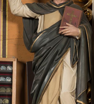 Zdjęcie nr 5: Ołtarz Najświętszego Serca Pana Jezusa uzyskał formę drewnianej i polichromowanej przyściennej struktury architektonicznej. Jest to założenie jednoosiowe i jednokondygnacyjne ze zwieńczeniem. Drewniana mensa wspiera się na prostopadłościennym drewnianym stipesie ołtarzowym flankowanym po bokach kolumienkami na wysokich cokolikach. Antepedium zostało podzielone obramionymi podłużnymi dwiema płycinami. Ich wewnętrzne krótsze boki są wklęsłe. W centrum pomiędzy płycinami znajduje się złocony czteroliść w owalu z wpisanym w środku krzyżem równoramiennym. Nastawa została ustawiona na zdwojonym cokole z przylegającym do niego na środku wielobocznym tabernakulum. Prostopadłościenne tabernakulum o ściętych narożach dekorowane jest płycinami ozdobionymi przenikającymi się ostrołukami z noskami. Drzwiczki zdobią litery alfa i omega. Górną część tabernakulum zamyka profilowany gzyms, natomiast dolną dekoruje pseudogotycki fryz z motywem czteroliścia wpisanego w romboidalną kratownicę. Podobny fryz znajduje się w dolnej cześć cokołu nastawy. Z kolei górną zdobią podłużne płyciny ze złoconą dekoracją maswerkową. Z cokołu wyrasta architektoniczna struktura utworzona z centralnej aediculi flankowanej parami kolumn o korynckich, złoconych kapitelach i czerwonych trzonach dekorowanych złotym ornamentem geometrycznym. Kolumny zostały ustawione na niewielkich postumentach. Podtrzymują one imposty z cokolikami z rozetami, z których wyrastają złocone, skręcone mniejsze kolumienki z fantazyjnymi kapitelami podtrzymującymi czworoboczne sterczyny przechodzące w pinakle zwieńczone kwiatonami. W dolnej części pomiędzy kolumnami zastosowano wydłużone płyciny zwieńczone trójbocznie z wpisanymi ostrołukami, wypełnionymi złoconym ornamentem astwerkowym. Natomiast w górnej części pomiędzy skręconymi kolumienkami oraz w tle arkady wieńczącej aediculę zastosowano płyciny dekorowane złoconymi ostrołukami z noskami. Ponad bocznymi płycinami wypiętrzono po bokach dwa mniejsze trójkątne szczyty zakończone pinaklami. Większy trójkątny szczyt, wypełniony obrazem z przedstawieniem Niepokalanego Serca Najświętszej Marii Panny, wznosi się nad centralną aediculą zakończoną ostrołukowo. W górnej części ostrołuk aediculi wypełnia ażurowy fantazyjny maswerk. W aediculi znajduje się obraz Najświętszego Serca Pana Jezusa, a na zasuwach obraz Matki Boskiej Różańcowej i św. Barbary. Nastawę po bokach flankują pełnoplastyczne figury św. Dominika oraz św. Katarzyny Sieneńskiej. Całość polichromowana jest w odcieniach seledynowej zieleni, rozbielonej czerwieni oraz błękintawej szarości. Partie ornamentów i profile płycin są złocone.