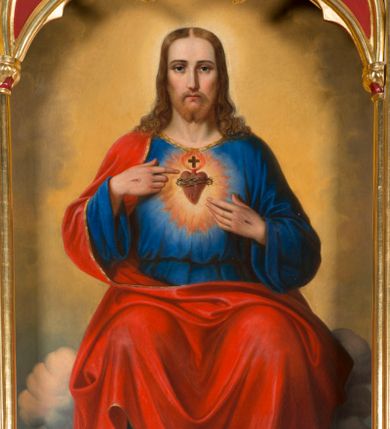 Zdjęcie nr 16: Ołtarz Najświętszego Serca Pana Jezusa uzyskał formę drewnianej i polichromowanej przyściennej struktury architektonicznej. Jest to założenie jednoosiowe i jednokondygnacyjne ze zwieńczeniem. Drewniana mensa wspiera się na prostopadłościennym drewnianym stipesie ołtarzowym flankowanym po bokach kolumienkami na wysokich cokolikach. Antepedium zostało podzielone obramionymi podłużnymi dwiema płycinami. Ich wewnętrzne krótsze boki są wklęsłe. W centrum pomiędzy płycinami znajduje się złocony czteroliść w owalu z wpisanym w środku krzyżem równoramiennym. Nastawa została ustawiona na zdwojonym cokole z przylegającym do niego na środku wielobocznym tabernakulum. Prostopadłościenne tabernakulum o ściętych narożach dekorowane jest płycinami ozdobionymi przenikającymi się ostrołukami z noskami. Drzwiczki zdobią litery alfa i omega. Górną część tabernakulum zamyka profilowany gzyms, natomiast dolną dekoruje pseudogotycki fryz z motywem czteroliścia wpisanego w romboidalną kratownicę. Podobny fryz znajduje się w dolnej cześć cokołu nastawy. Z kolei górną zdobią podłużne płyciny ze złoconą dekoracją maswerkową. Z cokołu wyrasta architektoniczna struktura utworzona z centralnej aediculi flankowanej parami kolumn o korynckich, złoconych kapitelach i czerwonych trzonach dekorowanych złotym ornamentem geometrycznym. Kolumny zostały ustawione na niewielkich postumentach. Podtrzymują one imposty z cokolikami z rozetami, z których wyrastają złocone, skręcone mniejsze kolumienki z fantazyjnymi kapitelami podtrzymującymi czworoboczne sterczyny przechodzące w pinakle zwieńczone kwiatonami. W dolnej części pomiędzy kolumnami zastosowano wydłużone płyciny zwieńczone trójbocznie z wpisanymi ostrołukami, wypełnionymi złoconym ornamentem astwerkowym. Natomiast w górnej części pomiędzy skręconymi kolumienkami oraz w tle arkady wieńczącej aediculę zastosowano płyciny dekorowane złoconymi ostrołukami z noskami. Ponad bocznymi płycinami wypiętrzono po bokach dwa mniejsze trójkątne szczyty zakończone pinaklami. Większy trójkątny szczyt, wypełniony obrazem z przedstawieniem Niepokalanego Serca Najświętszej Marii Panny, wznosi się nad centralną aediculą zakończoną ostrołukowo. W górnej części ostrołuk aediculi wypełnia ażurowy fantazyjny maswerk. W aediculi znajduje się obraz Najświętszego Serca Pana Jezusa, a na zasuwach obraz Matki Boskiej Różańcowej i św. Barbary. Nastawę po bokach flankują pełnoplastyczne figury św. Dominika oraz św. Katarzyny Sieneńskiej. Całość polichromowana jest w odcieniach seledynowej zieleni, rozbielonej czerwieni oraz błękintawej szarości. Partie ornamentów i profile płycin są złocone.