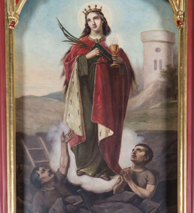 Zdjęcie nr 1: Obraz uzyskał kształt stojącego prostokąta. W centrum kompozycji wyobrażono całopostaciowe, frontalne przedstawienie św. Barbary stojącej na obłoku. Święta nieznacznie ma odchyloną głowę w prawo, jej wzrok skierowany jest ku niebu. W prawej ręce uniesionej na wysokość piersi trzyma gałązkę palmową, a w lewej złoty kielich z jaśniejącą hostią z chrystogramem &quot;IHS&quot;. Święta Barbara ma pociągłą twarz o jasnej karnacji, wysokie czoło, prosty nos i wydatne usta. Jej głowę otaczają brązowe długie włosy spływające na ramiona, przewiązane podwójnym sznurem pereł. Wokół jej głowy namalowano świetlisty nimb. Ubrana jest w długą, zgniłozieloną suknię przewiązaną w talii i lamowaną u spodu złotą taśmą oraz w czerwony płaszcz podbity gronostajem. Spięty pod szyją płaszcz czterolistną fibulą z klejnotami lamowany jest u góry złotą taśmą. Barbara ma na głowie otwartą koronę o prostych sterczynach dekorowaną malowaną kameryzacją. Spod krańców sukni widać czubki ciemnych butów. W dolnej części kompozycji przedstawiono wyłaniających się ze zwaliska węgla dwóch górników. Obaj zostali przedstawieni w półpostaci. Starszy mężczyzna z twarzą widoczną z profilu z ciemnym wąsem i krótkimi włosami wyciąga lewą rękę w błagalnym geście w stronę świętej. W prawej ręce trzyma górniczy kilof. Ubrany jest w ciemnobrązową koszulkę z krótkimi rękawami. Górnik z prawej strony kompozycji został wyobrażony frontalnie w trzech czwartych w prawo z głową uniesioną ku górze i spojrzeniem skierowanym w stronę św. Barbary. Na wysokości piersi trzyma modlitewnie zaplecione dłonie. Jest to młody mężczyzna bez zarostu o owalnej twarzy, prostym nosie i wydatnych ustach z ciemnymi, krótkimi włosami i zaczesaną grzywką. Ubrany jest w brunatną koszulkę z krótkimi rękawami. Z tyłu za starszym górnikiem widoczny jest fragment drabiny. W tle z prawej strony kompozycji przedstawiono jasną, cylindryczną wieżę o trzech oknach stojącą na skale w pagórkowatym krajobrazie, ponad którym rozpościera się baldoniebieskie niebo.