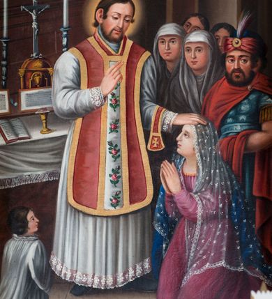 Zdjęcie nr 2: Obraz uzyskał kształt stojącego prostokąta. W centrum kompozycji przedstawiono na tle wnętrza kościelnego św. Walentego, błogosławiącego klęczącą przed nim kobietę. Święty stoi na kamiennym stopniu ołtarzowym. Został ukazany w trzech czwartych w lewo. Prawą rękę unosi w geście błogosławieństwa, lewą zaś trzyma na głowie klęczącej przed nim kobiety. Jest to dojrzały mężczyzna o pełnej twarzy z rumianymi policzkami, otoczonej brązowym, krótkim zarostem i takimi samymi włosami, zaczesanymi na przedziałek, układającymi się przy końcach w niewielkie loki. Ma wysokie czoło, prosty nos i wydatne usta. Jego oczy są półprzymknięte powiekami, a spojrzenie skierowane na kobietę. Ubrany jest w białą albę obszytą przy rękawach i u spodu koronką oraz czerwony ornat z widoczną pod nim skrzyżowaną stułą i manipularz, założony na lewe przedramię. Barokowy ornat ozdobiony został złotą taśmą lamującą jego krańce oraz wyznaczającą z przodu białą kolumnę zdobioną haftowanymi gałązkami różanymi. Złotym galonem został także ozdobiony manipularz, dekorowany dodatkowo złocistym krzyżem równoramiennym. Taśmy ornatu oraz galon manipularza zostały ozdobione charakterystycznym grzebykowaniem. Klęcząca przed nim kobieta została ukazana w profilu. Ma lekko uniesioną głowę ze spojrzeniem skierowanym na świętego i modlitewnie złożone dłonie trzymane na wysokości piersi. Kobieta ma twarz o jasnej karnacji, prosty nos i wydatne, wąskie usta. Jej głowę okalają brązowe, długie włosy rozsypane na ramionach okryte długim, sięgającym kolan przeźroczystym, białym welonem, zdobionym haftowanym obramieniem oraz drobnymi kwiatuszkami. Spod welonu uwidacznia się błękitny płaszcz narzucony na ramiona oraz bordowa suknia, lamowana pod szyją złocistą tasiemką. W lewym rogu kompozycji klęczy na stopniu ołtarzowym asystujący błogosławieństwu kleryk. Jest to młody chłopak widoczny z profilu o ciemnych włosach, rumianych policzkach oraz drobnym nosie i ustach. Ubrany jest w czarną sutannę i białą komżę haftowaną u spodu. Przy jego kolanach stoi złocisty dzwonek z uchwytem. Za klęczącą kobietą stoi pięć postaci, z których w pełni widać trzy - mężczyznę i dwie tak samo ubrane kobiety. Stojący najbliżej prawej krawędzi obrazu mężczyzna ubrany jest w stylizowany strój polski. Ma owalną twarz o rumianych policzkach otoczoną brązowym, krótkim zarostem, wydatny nos i usta oraz szeroko otwarte ciemne oczy. Ubrany jest w czerwony płaszcz spięty fibulą na ramieniu, narzucony na niebieski kirys odsłaniający fragment jego lewego ramienia i ręki. Na głowie widoczna jest niebieska czapka z czerwonym otokiem, dekorowana na środku klejnotem z piórkiem. Obok mężczyzny z lewej strony widać dwie kobiety o owalnych twarzach, prostych nosach i wydatnych ustach z szeroko otwartymi ciemnobrązowymi oczami. Obie mają na głowach białoszare welony szczelnie owijające ich postacie. Za nimi widać fragmenty głów dwóch pozostałych postaci o ciemnych włosach z przedziałkiem na środku głowy. Za św. Walentym ukazano ołtarz nakryty białym obrusem z rozłożonymi paramentami do mszy świętej. Na mensie stoi złocisty kielich przykryty palką oraz otwarty z lewej strony mszał. Z tyłu widać kanony mszalne oparte o dwa srebrzyste świeczniki z płonącymi świecami i cynobrowe tabernakulum, na którym stoi srebrny krucyfiks. Powyżej widać fragment nastawy ołtarzowej z obrazem Matki Boskiej z Dzieciątkiem w typie Matki Boskiej Śnieżnej. Madonna obiema rękami podtrzymuje Dzieciątko, trzymając dodatkowo w lewej ręce białą chustę. Ubrana jest w niebieski maforion podbity zielenią oraz bordową suknię. Błogosławiący prawą ręką Jezus w lewej ręce trzyma kodeks Ewangelii. Ubrany jest w szkarłatną tunikę, a na odkrytych stopach widać sandały. Obraz zdobią korony wotywne oraz promieniste nimby i gwiazdki otaczające głowy Madonny i Dzieciątka. Z prawej strony obrazu widać fragment kolumny, a ponad nim rozpiętej zielonej tkaniny lamowanej złotą frędzlą. Natomiast w prawym, górnym rogu obrazu ukazano na tle architektury brązowo-umbrowe obłoki, otaczające świetliste tło, na którym przedstawiono nagiego uskrzydlonego aniołka trzymającego w rękach wieniec laurowy i palmę męczeństwa. Część jego ciała okrywa niebieska tkanina. 


 