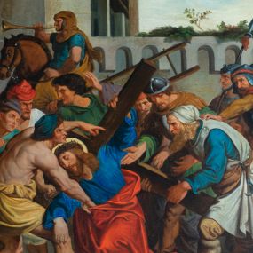 Zdjęcie nr 1: Obrazy cyklu stacji drogi krzyżowej mają kształt stojących prostokątów. Charakteryzują je wielopostaciowe, zdynamizowane, wielofiguralne kompozycje najczęściej osadzone na tle pejzażu lub architektury. Malowidła cechuje stosunkowo plastyczny modelunek postaci – fizjonomii, muskulatury, draperii. Proporcje sylwetek oraz ich upozowanie są poprawnie uchwycone. Kolorystyka obrazów jest żywa, nasycona, o stosunkowo szerokiej gamie barw. Obrazy ujmują drewniane, profilowane, polichromowane ramy w odcieniu ciemnej czerwieni z dodatkiem złoceń, ze zwieńczeniem o linii wklęsło-wypukłej, mieszczącym łaciński, majuskułowy numer stacji pod złoconym krzyżem. W dolnej części białe pole o kształcie prostokąta mieszczące nazwy poszczególnych stacji.