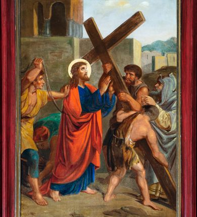 Zdjęcie nr 4: Obrazy cyklu stacji drogi krzyżowej mają kształt stojących prostokątów. Charakteryzują je wielopostaciowe, zdynamizowane, wielofiguralne kompozycje najczęściej osadzone na tle pejzażu lub architektury. Malowidła cechuje stosunkowo plastyczny modelunek postaci – fizjonomii, muskulatury, draperii. Proporcje sylwetek oraz ich upozowanie są poprawnie uchwycone. Kolorystyka obrazów jest żywa, nasycona, o stosunkowo szerokiej gamie barw. Obrazy ujmują drewniane, profilowane, polichromowane ramy w odcieniu ciemnej czerwieni z dodatkiem złoceń, ze zwieńczeniem o linii wklęsło-wypukłej, mieszczącym łaciński, majuskułowy numer stacji pod złoconym krzyżem. W dolnej części białe pole o kształcie prostokąta mieszczące nazwy poszczególnych stacji.