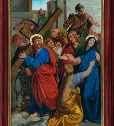 Zdjęcie nr 5: Obrazy cyklu stacji drogi krzyżowej mają kształt stojących prostokątów. Charakteryzują je wielopostaciowe, zdynamizowane, wielofiguralne kompozycje najczęściej osadzone na tle pejzażu lub architektury. Malowidła cechuje stosunkowo plastyczny modelunek postaci – fizjonomii, muskulatury, draperii. Proporcje sylwetek oraz ich upozowanie są poprawnie uchwycone. Kolorystyka obrazów jest żywa, nasycona, o stosunkowo szerokiej gamie barw. Obrazy ujmują drewniane, profilowane, polichromowane ramy w odcieniu ciemnej czerwieni z dodatkiem złoceń, ze zwieńczeniem o linii wklęsło-wypukłej, mieszczącym łaciński, majuskułowy numer stacji pod złoconym krzyżem. W dolnej części białe pole o kształcie prostokąta mieszczące nazwy poszczególnych stacji.