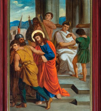 Zdjęcie nr 3: Obrazy cyklu stacji drogi krzyżowej mają kształt stojących prostokątów. Charakteryzują je wielopostaciowe, zdynamizowane, wielofiguralne kompozycje najczęściej osadzone na tle pejzażu lub architektury. Malowidła cechuje stosunkowo plastyczny modelunek postaci – fizjonomii, muskulatury, draperii. Proporcje sylwetek oraz ich upozowanie są poprawnie uchwycone. Kolorystyka obrazów jest żywa, nasycona, o stosunkowo szerokiej gamie barw. Obrazy ujmują drewniane, profilowane, polichromowane ramy w odcieniu ciemnej czerwieni z dodatkiem złoceń, ze zwieńczeniem o linii wklęsło-wypukłej, mieszczącym łaciński, majuskułowy numer stacji pod złoconym krzyżem. W dolnej części białe pole o kształcie prostokąta mieszczące nazwy poszczególnych stacji.