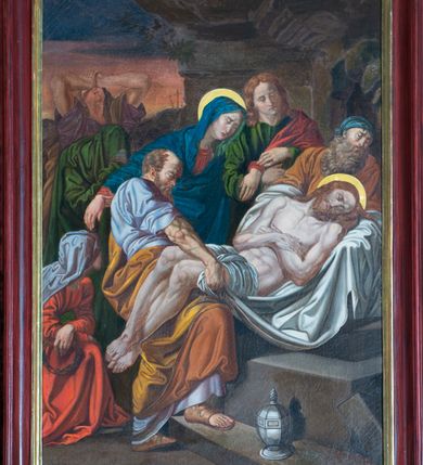 Zdjęcie nr 6: Obrazy cyklu stacji drogi krzyżowej mają kształt stojących prostokątów. Charakteryzują je wielopostaciowe, zdynamizowane, wielofiguralne kompozycje najczęściej osadzone na tle pejzażu lub architektury. Malowidła cechuje stosunkowo plastyczny modelunek postaci – fizjonomii, muskulatury, draperii. Proporcje sylwetek oraz ich upozowanie są poprawnie uchwycone. Kolorystyka obrazów jest żywa, nasycona, o stosunkowo szerokiej gamie barw. Obrazy ujmują drewniane, profilowane, polichromowane ramy w odcieniu ciemnej czerwieni z dodatkiem złoceń, ze zwieńczeniem o linii wklęsło-wypukłej, mieszczącym łaciński, majuskułowy numer stacji pod złoconym krzyżem. W dolnej części białe pole o kształcie prostokąta mieszczące nazwy poszczególnych stacji.