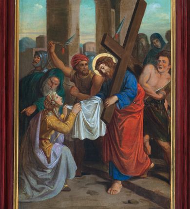 Zdjęcie nr 2: Obrazy cyklu stacji drogi krzyżowej mają kształt stojących prostokątów. Charakteryzują je wielopostaciowe, zdynamizowane, wielofiguralne kompozycje najczęściej osadzone na tle pejzażu lub architektury. Malowidła cechuje stosunkowo plastyczny modelunek postaci – fizjonomii, muskulatury, draperii. Proporcje sylwetek oraz ich upozowanie są poprawnie uchwycone. Kolorystyka obrazów jest żywa, nasycona, o stosunkowo szerokiej gamie barw. Obrazy ujmują drewniane, profilowane, polichromowane ramy w odcieniu ciemnej czerwieni z dodatkiem złoceń, ze zwieńczeniem o linii wklęsło-wypukłej, mieszczącym łaciński, majuskułowy numer stacji pod złoconym krzyżem. W dolnej części białe pole o kształcie prostokąta mieszczące nazwy poszczególnych stacji.