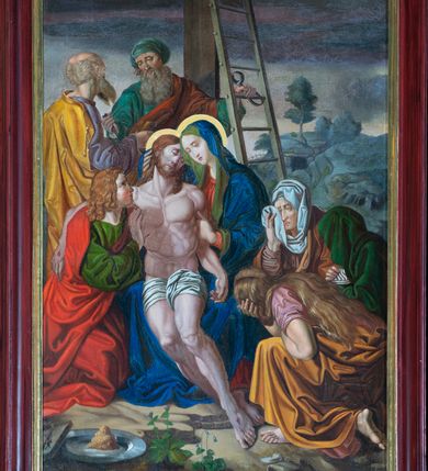 Zdjęcie nr 8: Obrazy cyklu stacji drogi krzyżowej mają kształt stojących prostokątów. Charakteryzują je wielopostaciowe, zdynamizowane, wielofiguralne kompozycje najczęściej osadzone na tle pejzażu lub architektury. Malowidła cechuje stosunkowo plastyczny modelunek postaci – fizjonomii, muskulatury, draperii. Proporcje sylwetek oraz ich upozowanie są poprawnie uchwycone. Kolorystyka obrazów jest żywa, nasycona, o stosunkowo szerokiej gamie barw. Obrazy ujmują drewniane, profilowane, polichromowane ramy w odcieniu ciemnej czerwieni z dodatkiem złoceń, ze zwieńczeniem o linii wklęsło-wypukłej, mieszczącym łaciński, majuskułowy numer stacji pod złoconym krzyżem. W dolnej części białe pole o kształcie prostokąta mieszczące nazwy poszczególnych stacji.