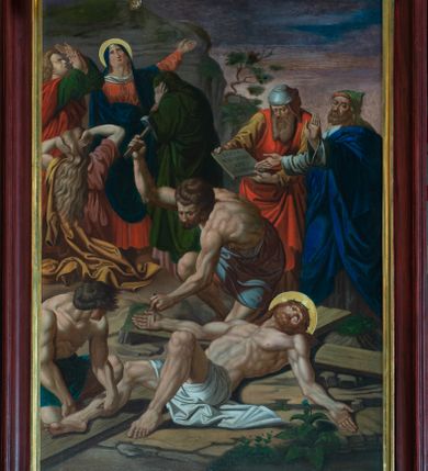 Zdjęcie nr 9: Obrazy cyklu stacji drogi krzyżowej mają kształt stojących prostokątów. Charakteryzują je wielopostaciowe, zdynamizowane, wielofiguralne kompozycje najczęściej osadzone na tle pejzażu lub architektury. Malowidła cechuje stosunkowo plastyczny modelunek postaci – fizjonomii, muskulatury, draperii. Proporcje sylwetek oraz ich upozowanie są poprawnie uchwycone. Kolorystyka obrazów jest żywa, nasycona, o stosunkowo szerokiej gamie barw. Obrazy ujmują drewniane, profilowane, polichromowane ramy w odcieniu ciemnej czerwieni z dodatkiem złoceń, ze zwieńczeniem o linii wklęsło-wypukłej, mieszczącym łaciński, majuskułowy numer stacji pod złoconym krzyżem. W dolnej części białe pole o kształcie prostokąta mieszczące nazwy poszczególnych stacji.