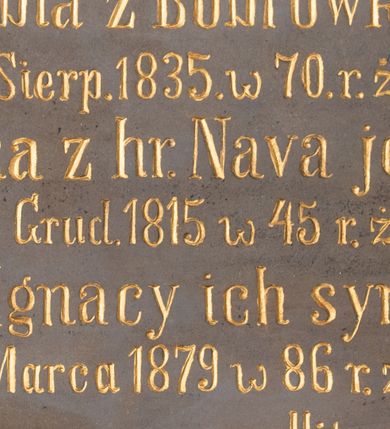 Zdjęcie nr 1: Epitafium w formie kamiennej tablicy o kształcie prostokąta leżącego W polu ryta i złocona inskrypcja:

+

D.O.M.

Wincenty hrabia z Bobrówki Bobrowski
18 Sierp 1835. w  70 r. życia
Fryderyka z hr. Nava jego żona
20 Grudnia 1815 w 45 r. życia
Ignacy ich syn
31 Marca 1879 w 86 roku życia
proszą o modlitwę