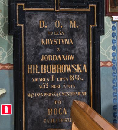 Zdjęcie nr 1: Epitafium w formie tablicy marmurowej o kształcie stojącego prostokąta z uszakami; krawędzie profilowane i złocone; na osi zwieńczone krzyżem. W polu kuta i złocona inskrypcja „D(EO) O(PTIMO) M(AXIMO) / TU LEŻY / KRYSTYNA / Z / JORDANÓW / HR(ABINA) BOBROWSKA / ZMARŁA 18 LIPCA 1848. / W 52 ROKU ŻYCIA / MĄŻ I SYN PROSZĄ O WESTCHNIENIE / DO / BOGA / ZA JEJ DUSZĘ.”