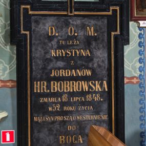 Zdjęcie nr 1: Epitafium w formie tablicy marmurowej o kształcie stojącego prostokąta z uszakami; krawędzie profilowane i złocone; na osi zwieńczone krzyżem. W polu kuta i złocona inskrypcja „D(EO) O(PTIMO) M(AXIMO) / TU LEŻY / KRYSTYNA / Z / JORDANÓW / HR(ABINA) BOBROWSKA / ZMARŁA 18 LIPCA 1848. / W 52 ROKU ŻYCIA / MĄŻ I SYN PROSZĄ O WESTCHNIENIE / DO / BOGA / ZA JEJ DUSZĘ.”