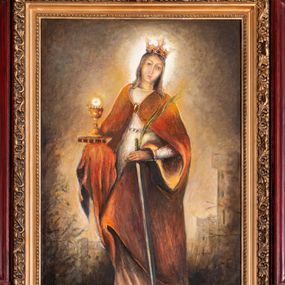 Zdjęcie nr 1: Obraz w kształcie stojącego prostokątna, w profilowanych i złoconych ramach dekorowanych ornamentem roślinnym, w zwieńczeniu para płaskorzeźbionych aniołów adorujących kielich eucharystyczny. W centrum kompozycji znajduje się całopostaciowe, frontalne przedstawienie św. Barbary stojącej w kontrapoście. Święta została przedstawiona jako młoda kobieta ubrana w długą białą suknię oraz obszerny czerwony płaszcz spięty na piersiach ozdobną klamrą, ze złotą koroną na głowie, wokół której jaśnieje aureola. W lewym ręku trzyma miecz i gałązkę palmy, a w prawym kielich z hostią ustawiony na zamkniętej księdze. W głębi, z prawej strony widoczna wieża. Tło obrazu jest jednolite, beżowo-brązowe, kolorystyka ciemna, zgaszona.