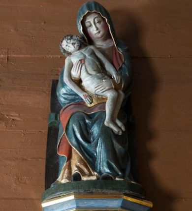 Zdjęcie nr 1: Pieta w Jawiszowicach reprezentuje Pietę w tzw. typie Pieta corpusculum. Przedstawiono tutaj pełnopostaciową figurę siedzącej Marii, trzymającą na kolanach martwe ciało Chrystusa. Matka Boska jest lekko pochylona w prawą stronę. Obiema rękami podtrzymuje na swoich kolanach Chrystusa, opartego o jej prawe przedramię. Prawą ręką trzyma go za bok, a lewą kładzie na jego udach. Ma owalną twarz o jasnej karnacji z wysokim czołem. Jej oczy są duże, wyraźne. Maria ma długi, prosty nos, czerwone usta, rumiane policzki i nieznacznie zaznaczone zmarszczki podkreślające jej cierpienie. Matka Boska odziana jest w złotą tunikę i ciemnobłękitny maforion z czerwonym podbiciem lamowany złotem, okrywający jej postać. Fałdy płaszcza są misowate, miękko rzeźbione. Spód szaty odsłania brunatne ciżmy. Martwy Chrystus jest wielkości dziecka. Jego ciało z odchyloną głową ułożone jest prawie schodkowo. Twarz z zamkniętymi oczami okala zarost oraz włosy. Na głowie ma koronę cierniową, spod której sączą się na czoło stróżki krwi. Krew cieknie także z przebitego boku. Biodra Chrystusa okrywa jasne, miękko drapowane perizonium.  
Rzeźba stoi na współczesnej, stylizowanej na gotycką pięciobocznej konsoli. Jej profilowany cokół podtrzymuje wspornik opleciony  srebrzystymi i złotymi liśćmi akantu. Krawędzie konsoli są pozłocone.