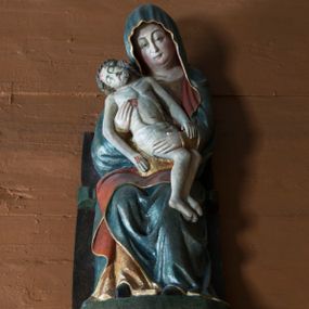 Zdjęcie nr 1: Pieta w Jawiszowicach reprezentuje Pietę w tzw. typie Pieta corpusculum. Przedstawiono tutaj pełnopostaciową figurę siedzącej Marii, trzymającą na kolanach martwe ciało Chrystusa. Matka Boska jest lekko pochylona w prawą stronę. Obiema rękami podtrzymuje na swoich kolanach Chrystusa, opartego o jej prawe przedramię. Prawą ręką trzyma go za bok, a lewą kładzie na jego udach. Ma owalną twarz o jasnej karnacji z wysokim czołem. Jej oczy są duże, wyraźne. Maria ma długi, prosty nos, czerwone usta, rumiane policzki i nieznacznie zaznaczone zmarszczki podkreślające jej cierpienie. Matka Boska odziana jest w złotą tunikę i ciemnobłękitny maforion z czerwonym podbiciem lamowany złotem, okrywający jej postać. Fałdy płaszcza są misowate, miękko rzeźbione. Spód szaty odsłania brunatne ciżmy. Martwy Chrystus jest wielkości dziecka. Jego ciało z odchyloną głową ułożone jest prawie schodkowo. Twarz z zamkniętymi oczami okala zarost oraz włosy. Na głowie ma koronę cierniową, spod której sączą się na czoło stróżki krwi. Krew cieknie także z przebitego boku. Biodra Chrystusa okrywa jasne, miękko drapowane perizonium.  
Rzeźba stoi na współczesnej, stylizowanej na gotycką pięciobocznej konsoli. Jej profilowany cokół podtrzymuje wspornik opleciony  srebrzystymi i złotymi liśćmi akantu. Krawędzie konsoli są pozłocone.