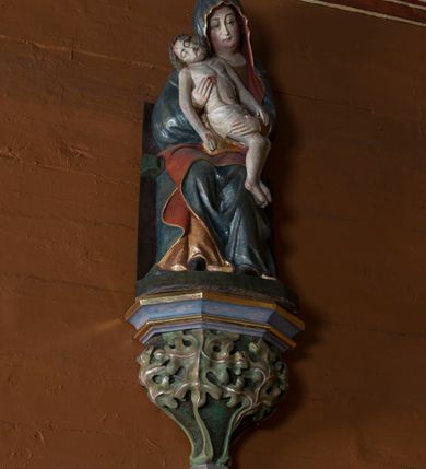 Zdjęcie nr 2: Pieta w Jawiszowicach reprezentuje Pietę w tzw. typie Pieta corpusculum. Przedstawiono tutaj pełnopostaciową figurę siedzącej Marii, trzymającą na kolanach martwe ciało Chrystusa. Matka Boska jest lekko pochylona w prawą stronę. Obiema rękami podtrzymuje na swoich kolanach Chrystusa, opartego o jej prawe przedramię. Prawą ręką trzyma go za bok, a lewą kładzie na jego udach. Ma owalną twarz o jasnej karnacji z wysokim czołem. Jej oczy są duże, wyraźne. Maria ma długi, prosty nos, czerwone usta, rumiane policzki i nieznacznie zaznaczone zmarszczki podkreślające jej cierpienie. Matka Boska odziana jest w złotą tunikę i ciemnobłękitny maforion z czerwonym podbiciem lamowany złotem, okrywający jej postać. Fałdy płaszcza są misowate, miękko rzeźbione. Spód szaty odsłania brunatne ciżmy. Martwy Chrystus jest wielkości dziecka. Jego ciało z odchyloną głową ułożone jest prawie schodkowo. Twarz z zamkniętymi oczami okala zarost oraz włosy. Na głowie ma koronę cierniową, spod której sączą się na czoło stróżki krwi. Krew cieknie także z przebitego boku. Biodra Chrystusa okrywa jasne, miękko drapowane perizonium.  
Rzeźba stoi na współczesnej, stylizowanej na gotycką pięciobocznej konsoli. Jej profilowany cokół podtrzymuje wspornik opleciony  srebrzystymi i złotymi liśćmi akantu. Krawędzie konsoli są pozłocone.
