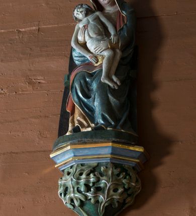 Zdjęcie nr 3: Pieta w Jawiszowicach reprezentuje Pietę w tzw. typie Pieta corpusculum. Przedstawiono tutaj pełnopostaciową figurę siedzącej Marii, trzymającą na kolanach martwe ciało Chrystusa. Matka Boska jest lekko pochylona w prawą stronę. Obiema rękami podtrzymuje na swoich kolanach Chrystusa, opartego o jej prawe przedramię. Prawą ręką trzyma go za bok, a lewą kładzie na jego udach. Ma owalną twarz o jasnej karnacji z wysokim czołem. Jej oczy są duże, wyraźne. Maria ma długi, prosty nos, czerwone usta, rumiane policzki i nieznacznie zaznaczone zmarszczki podkreślające jej cierpienie. Matka Boska odziana jest w złotą tunikę i ciemnobłękitny maforion z czerwonym podbiciem lamowany złotem, okrywający jej postać. Fałdy płaszcza są misowate, miękko rzeźbione. Spód szaty odsłania brunatne ciżmy. Martwy Chrystus jest wielkości dziecka. Jego ciało z odchyloną głową ułożone jest prawie schodkowo. Twarz z zamkniętymi oczami okala zarost oraz włosy. Na głowie ma koronę cierniową, spod której sączą się na czoło stróżki krwi. Krew cieknie także z przebitego boku. Biodra Chrystusa okrywa jasne, miękko drapowane perizonium.  
Rzeźba stoi na współczesnej, stylizowanej na gotycką pięciobocznej konsoli. Jej profilowany cokół podtrzymuje wspornik opleciony  srebrzystymi i złotymi liśćmi akantu. Krawędzie konsoli są pozłocone.