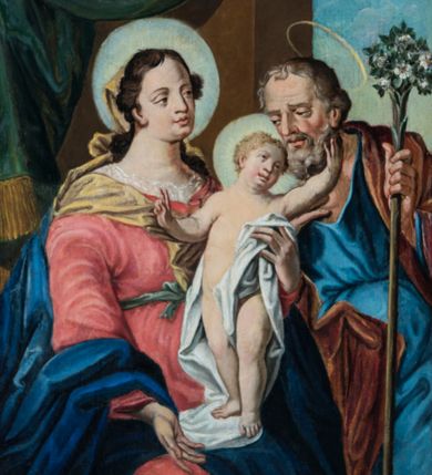 Zdjęcie nr 1: Feretron obrazowy ujęty jest akantową, ażurową, złoconą ramą i osadzony na prostopadłościennej, profilowanej podstawie z parą otworów na służące do noszenia drążki. Pola obrazowe mają kształt stojących prostokątów. Na awersie znajduje się przedstawienie Świętej Rodziny. Siedząca po lewej stronie kompozycji, zwrócona w trzech czwartych w lewo Maria ukazana jest do wysokości kolan. Owalną, pełną twarz charakteryzują wyraziście modelowane rysy. Zebrane na wysokości karku, ciemnobrązowe, rozdzielone przedziałkiem włosy opadają na plecy. Maria ubrana jest w jasnoczerwoną, przewiązaną błękitną szarfą suknię z białym kołnierzem szerokiego dekoltu oraz częściowo osłaniający sylwetkę ciemnoniebieski płaszcz. Z głowy zsuwa się opadająca na ramiona jasnożółta chusta. Prawa ręka opuszczona jest w dół, lewą podtrzymuje stojące na jej kolanach, zwrócone na wprost Dzieciątko. Jego nagą sylwetkę częściowo osłania trzymana przez Marię biała chusta, której poła znajduje się także pod stopami Jezusa. Dzieciątko wyginając nieznacznie sylwetkę, zwraca się ku stojącemu po prawej stronie św. Józefowi. Prawą rękę unosi w geście błogosławieństwa, lewą ujmuje głowę mężczyzny, przytulając ją do swej twarzy. Zwrócony nieznacznie w trzech czwartych w prawo św. Józef ukazany jest do wysokości kolan. Pociągłą twarz charakteryzują wyraziste rysy mężczyzny w podeszłym wieku, z krótkim, siwym zarostem i włosami. Ubrany jest w przewiązaną w pasie niebieską suknię oraz narzucony na ramiona brązowy płaszcz. W lewej dłoni trzyma laskę zwieńczoną pękiem ulistnionych gałązek z drobnymi, białymi kwiatami. Wokół głów Marii i Jezusa znajdują się nimby, nad głową św. Józefa jest aureola. Postaci usytuowane są w pomieszczeniu z dużym oknem, w którym widać fragment błękitnego nieba. Ciemnobrązową ścianę tuż za Marią przesłania podpięta w lewym górnym rogu kompozycji ciemnozielona kotara obszyta dołem złoconą frędzlą. Kolorystyka obrazu utrzymana jest w nasyconych, zróżnicowanych światłocieniowo barwach. Drapowania tkanin charakteryzuje bogactwo fałdowań.
Rewers feretronu stanowi wizerunek św. Piotra i św. Pawła ukazanych półpostaciowo. Na pierwszy plan wysunięta jest nieznacznie postać św. Piotra zwróconego w trzech czwartych w lewo. Odchyloną głowę charakteryzuje owalna twarz o plastycznie modelowanych rysach i krótkim, siwym zaroście. Włosy są krótkie i siwe. Święty ubrany jest w szarobłękitną suknię z kołnierzem oraz narzucony na plecy i przewieszony przez lewą rękę jasnobrązowy płaszcz. Dłonie są skrzyżowane na piersiach, w lewej apostoł trzyma zawieszone na czerwonej tasiemce dwa klucze, złoty i srebrny. Prawą stronę kompozycji zajmuje zwrócona na wprost sylwetka św. Pawła. Zwróconą w trzech czwartych w prawo charakteryzuje pociągła twarz o niezwykle wyrazistych rysach, wydatnym nosie oraz długim, gęstym, ciemnobrązowym zaroście. Święty ubrany jest w niebieską suknię i czerwony, osłaniający sylwetkę płaszcz. Oburącz podtrzymuje rękojeść miecza, dodatkowo wspierając głowę na lewej dłoni. Święci spoglądają w kierunku unoszącej się pośrodku ponad nimi promienistej glorii z monogramem chrystologicznym. Tło jest utrzymane w odcieniach brązu. Kolorystykę obrazu charakteryzują nasycone, zróżnicowane światłocieniowo barwy. Drapowania tkanin charakteryzuje bogactwo fałdowań. 
