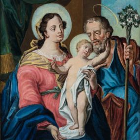 Zdjęcie nr 1: Feretron obrazowy ujęty jest akantową, ażurową, złoconą ramą i osadzony na prostopadłościennej, profilowanej podstawie z parą otworów na służące do noszenia drążki. Pola obrazowe mają kształt stojących prostokątów. Na awersie znajduje się przedstawienie Świętej Rodziny. Siedząca po lewej stronie kompozycji, zwrócona w trzech czwartych w lewo Maria ukazana jest do wysokości kolan. Owalną, pełną twarz charakteryzują wyraziście modelowane rysy. Zebrane na wysokości karku, ciemnobrązowe, rozdzielone przedziałkiem włosy opadają na plecy. Maria ubrana jest w jasnoczerwoną, przewiązaną błękitną szarfą suknię z białym kołnierzem szerokiego dekoltu oraz częściowo osłaniający sylwetkę ciemnoniebieski płaszcz. Z głowy zsuwa się opadająca na ramiona jasnożółta chusta. Prawa ręka opuszczona jest w dół, lewą podtrzymuje stojące na jej kolanach, zwrócone na wprost Dzieciątko. Jego nagą sylwetkę częściowo osłania trzymana przez Marię biała chusta, której poła znajduje się także pod stopami Jezusa. Dzieciątko wyginając nieznacznie sylwetkę, zwraca się ku stojącemu po prawej stronie św. Józefowi. Prawą rękę unosi w geście błogosławieństwa, lewą ujmuje głowę mężczyzny, przytulając ją do swej twarzy. Zwrócony nieznacznie w trzech czwartych w prawo św. Józef ukazany jest do wysokości kolan. Pociągłą twarz charakteryzują wyraziste rysy mężczyzny w podeszłym wieku, z krótkim, siwym zarostem i włosami. Ubrany jest w przewiązaną w pasie niebieską suknię oraz narzucony na ramiona brązowy płaszcz. W lewej dłoni trzyma laskę zwieńczoną pękiem ulistnionych gałązek z drobnymi, białymi kwiatami. Wokół głów Marii i Jezusa znajdują się nimby, nad głową św. Józefa jest aureola. Postaci usytuowane są w pomieszczeniu z dużym oknem, w którym widać fragment błękitnego nieba. Ciemnobrązową ścianę tuż za Marią przesłania podpięta w lewym górnym rogu kompozycji ciemnozielona kotara obszyta dołem złoconą frędzlą. Kolorystyka obrazu utrzymana jest w nasyconych, zróżnicowanych światłocieniowo barwach. Drapowania tkanin charakteryzuje bogactwo fałdowań.
Rewers feretronu stanowi wizerunek św. Piotra i św. Pawła ukazanych półpostaciowo. Na pierwszy plan wysunięta jest nieznacznie postać św. Piotra zwróconego w trzech czwartych w lewo. Odchyloną głowę charakteryzuje owalna twarz o plastycznie modelowanych rysach i krótkim, siwym zaroście. Włosy są krótkie i siwe. Święty ubrany jest w szarobłękitną suknię z kołnierzem oraz narzucony na plecy i przewieszony przez lewą rękę jasnobrązowy płaszcz. Dłonie są skrzyżowane na piersiach, w lewej apostoł trzyma zawieszone na czerwonej tasiemce dwa klucze, złoty i srebrny. Prawą stronę kompozycji zajmuje zwrócona na wprost sylwetka św. Pawła. Zwróconą w trzech czwartych w prawo charakteryzuje pociągła twarz o niezwykle wyrazistych rysach, wydatnym nosie oraz długim, gęstym, ciemnobrązowym zaroście. Święty ubrany jest w niebieską suknię i czerwony, osłaniający sylwetkę płaszcz. Oburącz podtrzymuje rękojeść miecza, dodatkowo wspierając głowę na lewej dłoni. Święci spoglądają w kierunku unoszącej się pośrodku ponad nimi promienistej glorii z monogramem chrystologicznym. Tło jest utrzymane w odcieniach brązu. Kolorystykę obrazu charakteryzują nasycone, zróżnicowane światłocieniowo barwy. Drapowania tkanin charakteryzuje bogactwo fałdowań. 
