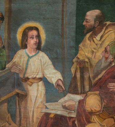 Zdjęcie nr 1: Malowidło w kształcie leżącego prostokąta zamkniętego łukiem, ujęte jest bordiurą w formie stylizowanego ornamentu roślinnego. We wnętrzu, na pierwszym planie zgrupowanych jest osiem postaci. W centrum na podeście z pulpitem, stoi ujęty na wprost młodzieńczy Jezus, w otoczeniu pięciu Żydów. Dwóch stoi po jego obu bokach a jeden z nich wspiera się na dekoracyjnie rzeźbionym pulpicie; kolejny z lewej siedzi a pozostali przysiedli po obu stronach podestu. Ich fizjonomie oraz wiek są zróżnicowane. Ubrani są w zielone, czerwone, niebieskie i żółte stroje składające się z tunik, płaszczy oraz kefiji. Łysy jest tylko stojący z lewej mężczyzna. Dwóch z nich trzyma księgi, a dwaj inni ukazani są ze zwojami. Z prawej kroczą Maria z Józefem. 

Jezus w białej tunice oblamowanej niebieską taśmą, przepasaną jest ugrową szarfą. Prawą rękę unosi na wysokość piersi, lewą wskazuje na otwartą księgę, leżącą na kolanach siedzącego Żyda. Ujętą w trzech czwartych głowę kieruje na lewo. Głowy Jezusa, Marii i Józefa okalają świetliste nimby. Maria odziana jest w błękitną suknię i białą, osłaniającą głowę chustę, z sandałami na stopach. Za nią Józef w brązowej tunice, trzymający w dłoniach laskę. 

Scena we wnętrzu o podłodze z szachownicy płytek, flankowana jest na drugim planie parą monumentalnych kolumn o przekroju koła, osadzonych na wysokich cokołach, z układającym się w kwadrat pasem ornamentu szachownicowego.     