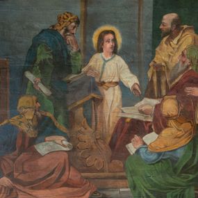 Zdjęcie nr 1: Malowidło w kształcie leżącego prostokąta zamkniętego łukiem, ujęte jest bordiurą w formie stylizowanego ornamentu roślinnego. We wnętrzu, na pierwszym planie zgrupowanych jest osiem postaci. W centrum na podeście z pulpitem, stoi ujęty na wprost młodzieńczy Jezus, w otoczeniu pięciu Żydów. Dwóch stoi po jego obu bokach a jeden z nich wspiera się na dekoracyjnie rzeźbionym pulpicie; kolejny z lewej siedzi a pozostali przysiedli po obu stronach podestu. Ich fizjonomie oraz wiek są zróżnicowane. Ubrani są w zielone, czerwone, niebieskie i żółte stroje składające się z tunik, płaszczy oraz kefiji. Łysy jest tylko stojący z lewej mężczyzna. Dwóch z nich trzyma księgi, a dwaj inni ukazani są ze zwojami. Z prawej kroczą Maria z Józefem. 

Jezus w białej tunice oblamowanej niebieską taśmą, przepasaną jest ugrową szarfą. Prawą rękę unosi na wysokość piersi, lewą wskazuje na otwartą księgę, leżącą na kolanach siedzącego Żyda. Ujętą w trzech czwartych głowę kieruje na lewo. Głowy Jezusa, Marii i Józefa okalają świetliste nimby. Maria odziana jest w błękitną suknię i białą, osłaniającą głowę chustę, z sandałami na stopach. Za nią Józef w brązowej tunice, trzymający w dłoniach laskę. 

Scena we wnętrzu o podłodze z szachownicy płytek, flankowana jest na drugim planie parą monumentalnych kolumn o przekroju koła, osadzonych na wysokich cokołach, z układającym się w kwadrat pasem ornamentu szachownicowego.     