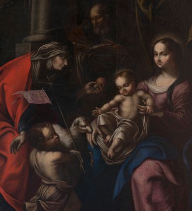 Zdjęcie nr 4: Obraz ukazujący "Rodzinę Marii" uzyskał kształt stojącego prostokąta. Pole obrazowe zamyka drewniana, fazowana rama w narożach zdobiona motywem roślinnym. Z lewej strony na kamiennym postumencie jednostopniowym siedzi na krześle Maria, trzymająca na kolanach Dzieciątko Jezus. Madonna została ukazana w ujęciu en trois quarts w prawo. Jej żywe spojrzenie skierowane jest w stronę widza. Ma owalną twarz o pucułowatych, rumianych policzkach, wysokim czole, wyrazistym nosie i czerwonych ustach. Brązowe włosy z widocznym przedziałkiem na środku głowy zostały zaczesane do tyłu. Madonna ubrana jest w szkarłatnofioletową suknię z dekoltem nieznacznie przysłoniętym białą chustą. Opadająca ku ziemi sztywnymi draperiami suknia odsłania fragment jej lewej stopy. Częściowo na lewym ramieniu oraz na kolanach widać ciemnoniebieski płaszcz. Jej głowę otacza niewielka świetlista poświata. Madonna obiema rękami podtrzymuje małego Jezusa. Dzieciątko na kolanach matki siedzi na białej chuście, która równocześnie okrywa dolną część jego postaci. Chrystus został ujęty en trois quarts w prawo. Jest to korpulentna postać o jasnej karnacji ciała i nogach zgiętych w kolanach. Lewą rączkę wspiera na lewej dłoni Maryi, a prawą wyciąga w stronę podchodzącego do niego małego św. Jana Chrzciciela. Także mały Jezus ma owalną, pucołowatą, rumianą twarz. Charakteryzuje ją wysokie czoło, wydatny nos i i czerwone usta. Głowę otaczają krótkie, jasnobrązowe włosy oraz niewielka, świetlista poświata. Z zainteresowaniem spogląda na baranka, którego z wysiłkiem zdaje mu się podawać mały Jan Chrzciciel. Bosy Chrzciciel, stawiając prawą nogę na kamienny stopień, z wielkim wysiłkim trzyma oburącz siedzącego baranka. Został ukazany w ujęciu en trois quarts w lewo. Ma jasną karnację ciała. Jego owalna twarz charakteryzuje się wysokim czołem, przymkniętymi oczami, lekko zadartym nosem, pucułowatymi, rumianymi policzkami oraz małymi ustami. Okrywa go sięgająca kolan ciemnougrowa tkanina przerzucona przez lewe ramię i przewiązana w pasie. Szarobiały baranek zwrócony głową w lewo, prawą nogą podtrzymuje laskę krzyżową z jasnoszkarłatnym, rozwianym proporcem ze złotym napisem „Ecce Agnus Dei”.  Za św. Janem stoi mocno pochylona św. Anna, która zdaje się polecać malca. Została ukazana w profilu w nieznacznym kontrapoście. Lewą ręką podaje Jezusowi gruszkę, prawą zdaje się zachęcać do donacji św. Jana Chrzciciela. Anna ma jasną karnację, wydatny nos i podbródek oraz usta z kącikami skierowane ku dołowi. Na jej twarzy zaznaczono zmarszczki. Na głowie ma rozwianą, szarobiałą chustę szczelnie okrywającą włosy, której końce opadają na pierś oraz podwikę w tym samym kolorze. Świętą okrywa jasnoszkarłatny płaszcz opadający do ziemi, spod którego widać ciemnoniebieski rękaw i spód sukni. Prawa stopa Anny jest obuta w sandał. W tyle pomiędzy św. Anną a Marią widać w półpostaci stojącego w cieniu św. Joachima. Jest to ujęty en trois quarts w prawo starzec czytający otwartą księgę. Podtrzymuje ją lewą ręką, na poziomo ułożonym prawym przedramieniu. Ma pociągłą twarz z widocznym łysym czołem, wydatny, prosty nos, krótkie włosy odsłaniające lewe ucho oraz siwy zarost. Ubrany jest w ciemnogranatową szatę okrytą ciemnougrowym płaszczem. Obok Joachima, a za św. Anną, wyobrażono fragment szarej kolumny na postumencie. Z jej prawej strony widoczny jest wysoki parapet pod którym ukazano girlandę z winnych gron i z pękniętym owocem granatu. Przy samej krawędzi obrazu namalowano fragmentarycznie widoczne wielokolorowe kwiaty w wazonie. Z kolei nad Madonną rozpięto ciemnooliwkową, podwiniętą kotarę. 
