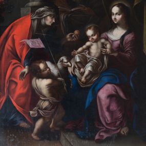 Zdjęcie nr 1: Obraz ukazujący "Rodzinę Marii" uzyskał kształt stojącego prostokąta. Pole obrazowe zamyka drewniana, fazowana rama w narożach zdobiona motywem roślinnym. Z lewej strony na kamiennym postumencie jednostopniowym siedzi na krześle Maria, trzymająca na kolanach Dzieciątko Jezus. Madonna została ukazana w ujęciu en trois quarts w prawo. Jej żywe spojrzenie skierowane jest w stronę widza. Ma owalną twarz o pucułowatych, rumianych policzkach, wysokim czole, wyrazistym nosie i czerwonych ustach. Brązowe włosy z widocznym przedziałkiem na środku głowy zostały zaczesane do tyłu. Madonna ubrana jest w szkarłatnofioletową suknię z dekoltem nieznacznie przysłoniętym białą chustą. Opadająca ku ziemi sztywnymi draperiami suknia odsłania fragment jej lewej stopy. Częściowo na lewym ramieniu oraz na kolanach widać ciemnoniebieski płaszcz. Jej głowę otacza niewielka świetlista poświata. Madonna obiema rękami podtrzymuje małego Jezusa. Dzieciątko na kolanach matki siedzi na białej chuście, która równocześnie okrywa dolną część jego postaci. Chrystus został ujęty en trois quarts w prawo. Jest to korpulentna postać o jasnej karnacji ciała i nogach zgiętych w kolanach. Lewą rączkę wspiera na lewej dłoni Maryi, a prawą wyciąga w stronę podchodzącego do niego małego św. Jana Chrzciciela. Także mały Jezus ma owalną, pucołowatą, rumianą twarz. Charakteryzuje ją wysokie czoło, wydatny nos i i czerwone usta. Głowę otaczają krótkie, jasnobrązowe włosy oraz niewielka, świetlista poświata. Z zainteresowaniem spogląda na baranka, którego z wysiłkiem zdaje mu się podawać mały Jan Chrzciciel. Bosy Chrzciciel, stawiając prawą nogę na kamienny stopień, z wielkim wysiłkim trzyma oburącz siedzącego baranka. Został ukazany w ujęciu en trois quarts w lewo. Ma jasną karnację ciała. Jego owalna twarz charakteryzuje się wysokim czołem, przymkniętymi oczami, lekko zadartym nosem, pucułowatymi, rumianymi policzkami oraz małymi ustami. Okrywa go sięgająca kolan ciemnougrowa tkanina przerzucona przez lewe ramię i przewiązana w pasie. Szarobiały baranek zwrócony głową w lewo, prawą nogą podtrzymuje laskę krzyżową z jasnoszkarłatnym, rozwianym proporcem ze złotym napisem „Ecce Agnus Dei”.  Za św. Janem stoi mocno pochylona św. Anna, która zdaje się polecać malca. Została ukazana w profilu w nieznacznym kontrapoście. Lewą ręką podaje Jezusowi gruszkę, prawą zdaje się zachęcać do donacji św. Jana Chrzciciela. Anna ma jasną karnację, wydatny nos i podbródek oraz usta z kącikami skierowane ku dołowi. Na jej twarzy zaznaczono zmarszczki. Na głowie ma rozwianą, szarobiałą chustę szczelnie okrywającą włosy, której końce opadają na pierś oraz podwikę w tym samym kolorze. Świętą okrywa jasnoszkarłatny płaszcz opadający do ziemi, spod którego widać ciemnoniebieski rękaw i spód sukni. Prawa stopa Anny jest obuta w sandał. W tyle pomiędzy św. Anną a Marią widać w półpostaci stojącego w cieniu św. Joachima. Jest to ujęty en trois quarts w prawo starzec czytający otwartą księgę. Podtrzymuje ją lewą ręką, na poziomo ułożonym prawym przedramieniu. Ma pociągłą twarz z widocznym łysym czołem, wydatny, prosty nos, krótkie włosy odsłaniające lewe ucho oraz siwy zarost. Ubrany jest w ciemnogranatową szatę okrytą ciemnougrowym płaszczem. Obok Joachima, a za św. Anną, wyobrażono fragment szarej kolumny na postumencie. Z jej prawej strony widoczny jest wysoki parapet pod którym ukazano girlandę z winnych gron i z pękniętym owocem granatu. Przy samej krawędzi obrazu namalowano fragmentarycznie widoczne wielokolorowe kwiaty w wazonie. Z kolei nad Madonną rozpięto ciemnooliwkową, podwiniętą kotarę. 
