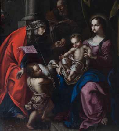 Zdjęcie nr 2: Obraz ukazujący &quot;Rodzinę Marii&quot; uzyskał kształt stojącego prostokąta. Pole obrazowe zamyka drewniana, fazowana rama w narożach zdobiona motywem roślinnym. Z lewej strony na kamiennym postumencie jednostopniowym siedzi na krześle Maria, trzymająca na kolanach Dzieciątko Jezus. Madonna została ukazana w ujęciu en trois quarts w prawo. Jej żywe spojrzenie skierowane jest w stronę widza. Ma owalną twarz o pucułowatych, rumianych policzkach, wysokim czole, wyrazistym nosie i czerwonych ustach. Brązowe włosy z widocznym przedziałkiem na środku głowy zostały zaczesane do tyłu. Madonna ubrana jest w szkarłatnofioletową suknię z dekoltem nieznacznie przysłoniętym białą chustą. Opadająca ku ziemi sztywnymi draperiami suknia odsłania fragment jej lewej stopy. Częściowo na lewym ramieniu oraz na kolanach widać ciemnoniebieski płaszcz. Jej głowę otacza niewielka świetlista poświata. Madonna obiema rękami podtrzymuje małego Jezusa. Dzieciątko na kolanach matki siedzi na białej chuście, która równocześnie okrywa dolną część jego postaci. Chrystus został ujęty en trois quarts w prawo. Jest to korpulentna postać o jasnej karnacji ciała i nogach zgiętych w kolanach. Lewą rączkę wspiera na lewej dłoni Maryi, a prawą wyciąga w stronę podchodzącego do niego małego św. Jana Chrzciciela. Także mały Jezus ma owalną, pucołowatą, rumianą twarz. Charakteryzuje ją wysokie czoło, wydatny nos i i czerwone usta. Głowę otaczają krótkie, jasnobrązowe włosy oraz niewielka, świetlista poświata. Z zainteresowaniem spogląda na baranka, którego z wysiłkiem zdaje mu się podawać mały Jan Chrzciciel. Bosy Chrzciciel, stawiając prawą nogę na kamienny stopień, z wielkim wysiłkim trzyma oburącz siedzącego baranka. Został ukazany w ujęciu en trois quarts w lewo. Ma jasną karnację ciała. Jego owalna twarz charakteryzuje się wysokim czołem, przymkniętymi oczami, lekko zadartym nosem, pucułowatymi, rumianymi policzkami oraz małymi ustami. Okrywa go sięgająca kolan ciemnougrowa tkanina przerzucona przez lewe ramię i przewiązana w pasie. Szarobiały baranek zwrócony głową w lewo, prawą nogą podtrzymuje laskę krzyżową z jasnoszkarłatnym, rozwianym proporcem ze złotym napisem „Ecce Agnus Dei”.  Za św. Janem stoi mocno pochylona św. Anna, która zdaje się polecać malca. Została ukazana w profilu w nieznacznym kontrapoście. Lewą ręką podaje Jezusowi gruszkę, prawą zdaje się zachęcać do donacji św. Jana Chrzciciela. Anna ma jasną karnację, wydatny nos i podbródek oraz usta z kącikami skierowane ku dołowi. Na jej twarzy zaznaczono zmarszczki. Na głowie ma rozwianą, szarobiałą chustę szczelnie okrywającą włosy, której końce opadają na pierś oraz podwikę w tym samym kolorze. Świętą okrywa jasnoszkarłatny płaszcz opadający do ziemi, spod którego widać ciemnoniebieski rękaw i spód sukni. Prawa stopa Anny jest obuta w sandał. W tyle pomiędzy św. Anną a Marią widać w półpostaci stojącego w cieniu św. Joachima. Jest to ujęty en trois quarts w prawo starzec czytający otwartą księgę. Podtrzymuje ją lewą ręką, na poziomo ułożonym prawym przedramieniu. Ma pociągłą twarz z widocznym łysym czołem, wydatny, prosty nos, krótkie włosy odsłaniające lewe ucho oraz siwy zarost. Ubrany jest w ciemnogranatową szatę okrytą ciemnougrowym płaszczem. Obok Joachima, a za św. Anną, wyobrażono fragment szarej kolumny na postumencie. Z jej prawej strony widoczny jest wysoki parapet pod którym ukazano girlandę z winnych gron i z pękniętym owocem granatu. Przy samej krawędzi obrazu namalowano fragmentarycznie widoczne wielokolorowe kwiaty w wazonie. Z kolei nad Madonną rozpięto ciemnooliwkową, podwiniętą kotarę. 
