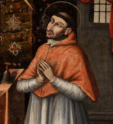 Zdjęcie nr 7: Obraz w kształcie stojącego prostokąta zbliżonego do kwadratu ukazuje modlącego się w komnacie św. Karola Boromeusza. Święty ujęty w trzy czwarte w prawo klęczy ze złożonymi rękami do modlitwy przed krucyfiksem. Boromeusz ma lekko uniesioną głowę ukazaną w trzech czwartych. Pogodną twarz charakteryzuje duży nos, wydatne usta oraz nieznaczny zarost. Na głowie otoczonej nimbem widać wydatną tonsurę. Niejako z ust świętego wydobywa się świetlisty promień rozszerzający się przy rogu obrazu na tle którego widnieje łaciński napis: [SI]C LUCEAT LUX VESTRA CORA[M] HOMINIBUS. Święty ubrany jest w purpurową kardynalską sutannę i mucet oraz białą komżę zdobioną u spodu koronką. Krucyfiks przed którym klęczy święty stoi na stole nakrytym czerwono-szkarłatną tkaniną sięgającą posadzki. Obok krzyża stojącego na profilowanym postumencie, zdobionym czaszką z piszczelami, stoi dzwonek, a za nim leży kardynalski biret. Tło dla tych przedmiotów tworzy wzorzysta tkanina zawieszona na ścianie o oliwkowej fakturze pokryta barwnymi motywami roślinno-kwiatowymi. W prawym górnym rogu obrazu widoczna jest purpurowa, zawinięta kotara odsłaniająca zakratowane okno o kamiennym glifie, sięgająca do połowy jego prawej krawędzi.