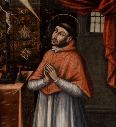 Zdjęcie nr 1: Obraz w kształcie stojącego prostokąta zbliżonego do kwadratu ukazuje modlącego się w komnacie św. Karola Boromeusza. Święty ujęty w trzy czwarte w prawo klęczy ze złożonymi rękami do modlitwy przed krucyfiksem. Boromeusz ma lekko uniesioną głowę ukazaną w trzech czwartych. Pogodną twarz charakteryzuje duży nos, wydatne usta oraz nieznaczny zarost. Na głowie otoczonej nimbem widać wydatną tonsurę. Niejako z ust świętego wydobywa się świetlisty promień rozszerzający się przy rogu obrazu na tle którego widnieje łaciński napis: [SI]C LUCEAT LUX VESTRA CORA[M] HOMINIBUS. Święty ubrany jest w purpurową kardynalską sutannę i mucet oraz białą komżę zdobioną u spodu koronką. Krucyfiks przed którym klęczy święty stoi na stole nakrytym czerwono-szkarłatną tkaniną sięgającą posadzki. Obok krzyża stojącego na profilowanym postumencie, zdobionym czaszką z piszczelami, stoi dzwonek, a za nim leży kardynalski biret. Tło dla tych przedmiotów tworzy wzorzysta tkanina zawieszona na ścianie o oliwkowej fakturze pokryta barwnymi motywami roślinno-kwiatowymi. W prawym górnym rogu obrazu widoczna jest purpurowa, zawinięta kotara odsłaniająca zakratowane okno o kamiennym glifie, sięgająca do połowy jego prawej krawędzi.