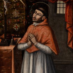 Zdjęcie nr 1: Obraz w kształcie stojącego prostokąta zbliżonego do kwadratu ukazuje modlącego się w komnacie św. Karola Boromeusza. Święty ujęty w trzy czwarte w prawo klęczy ze złożonymi rękami do modlitwy przed krucyfiksem. Boromeusz ma lekko uniesioną głowę ukazaną w trzech czwartych. Pogodną twarz charakteryzuje duży nos, wydatne usta oraz nieznaczny zarost. Na głowie otoczonej nimbem widać wydatną tonsurę. Niejako z ust świętego wydobywa się świetlisty promień rozszerzający się przy rogu obrazu na tle którego widnieje łaciński napis: [SI]C LUCEAT LUX VESTRA CORA[M] HOMINIBUS. Święty ubrany jest w purpurową kardynalską sutannę i mucet oraz białą komżę zdobioną u spodu koronką. Krucyfiks przed którym klęczy święty stoi na stole nakrytym czerwono-szkarłatną tkaniną sięgającą posadzki. Obok krzyża stojącego na profilowanym postumencie, zdobionym czaszką z piszczelami, stoi dzwonek, a za nim leży kardynalski biret. Tło dla tych przedmiotów tworzy wzorzysta tkanina zawieszona na ścianie o oliwkowej fakturze pokryta barwnymi motywami roślinno-kwiatowymi. W prawym górnym rogu obrazu widoczna jest purpurowa, zawinięta kotara odsłaniająca zakratowane okno o kamiennym glifie, sięgająca do połowy jego prawej krawędzi.