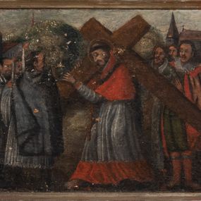 Zdjęcie nr 1: Obraz otrzymał kształt wydłużonego, wąskiego prostokąta o krótszych bokach zakończonych półkoliście. Scena w predelli przedstawia procesję pokutną św. Karola Boromeusza prowadzoną w Mediolanie podczas zarazy dżumy. Na pierwszym planie, po prawej stronie kompozycji przedstawiono postać św. Karola Boromeusza niosącego krzyż. Idący boso święty został ukazany z profilu. Ubrany jest w purpurową sutannę kardynalską i mucet oraz białą komżę, z powrozem na szyi. Jego twarz okala krótki zarost, a na głowie widać tonsurę. Za nim widoczna jest grupa modlących się wiernych w mieszczańskich strojach z XVII wieku. Mężczyźni ubrani są w kaftany z białymi kryzami i bufiaste spodnie oraz buty z wysokimi cholewami, zaś kobiety w długie, różnokolorowe suknie z wywiniętymi sztywno stojącymi kołnierzami. Przed świętym widać pięciu stojących przed nim i zwróconych do niego twarzami duchownych ubranych w sutanny i długie komże z szerokimi rękawami, trzymających zapalone świece w ręce. Jeden z nich ma narzuconą na ramiona almucję. Za nimi widać innych duchownych w komżach i sutannach zmierzających procesjonalnie w lewo za niesionymi na przedzie chorągwiami procesyjnymi do miejskiej bramy. Także i tu jeden z nich dodatkowo ubrany jest w almucję. W lewym dolnym rogu przedstawienia ukazano do pasa czterech starszych mężczyzn z odkrytymi głowami, zwróconych w stronę świętego, ubranych w szlacheckie stroje o siedemnastowiecznym kroju. Tło dla całego przedstawienia stanowi prosta zabudowa architektoniczna sugerująca krajobraz miejski. Kolorystyka została oparta na chłodnej gamie barwnej.