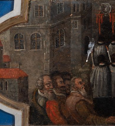 Zdjęcie nr 3: Obraz otrzymał kształt wydłużonego, wąskiego prostokąta o krótszych bokach zakończonych półkoliście. Scena w predelli przedstawia procesję pokutną św. Karola Boromeusza prowadzoną w Mediolanie podczas zarazy dżumy. Na pierwszym planie, po prawej stronie kompozycji przedstawiono postać św. Karola Boromeusza niosącego krzyż. Idący boso święty został ukazany z profilu. Ubrany jest w purpurową sutannę kardynalską i mucet oraz białą komżę, z powrozem na szyi. Jego twarz okala krótki zarost, a na głowie widać tonsurę. Za nim widoczna jest grupa modlących się wiernych w mieszczańskich strojach z XVII wieku. Mężczyźni ubrani są w kaftany z białymi kryzami i bufiaste spodnie oraz buty z wysokimi cholewami, zaś kobiety w długie, różnokolorowe suknie z wywiniętymi sztywno stojącymi kołnierzami. Przed świętym widać pięciu stojących przed nim i zwróconych do niego twarzami duchownych ubranych w sutanny i długie komże z szerokimi rękawami, trzymających zapalone świece w ręce. Jeden z nich ma narzuconą na ramiona almucję. Za nimi widać innych duchownych w komżach i sutannach zmierzających procesjonalnie w lewo za niesionymi na przedzie chorągwiami procesyjnymi do miejskiej bramy. Także i tu jeden z nich dodatkowo ubrany jest w almucję. W lewym dolnym rogu przedstawienia ukazano do pasa czterech starszych mężczyzn z odkrytymi głowami, zwróconych w stronę świętego, ubranych w szlacheckie stroje o siedemnastowiecznym kroju. Tło dla całego przedstawienia stanowi prosta zabudowa architektoniczna sugerująca krajobraz miejski. Kolorystyka została oparta na chłodnej gamie barwnej.