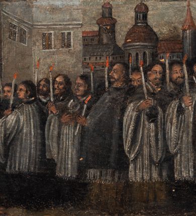 Zdjęcie nr 4: Obraz otrzymał kształt wydłużonego, wąskiego prostokąta o krótszych bokach zakończonych półkoliście. Scena w predelli przedstawia procesję pokutną św. Karola Boromeusza prowadzoną w Mediolanie podczas zarazy dżumy. Na pierwszym planie, po prawej stronie kompozycji przedstawiono postać św. Karola Boromeusza niosącego krzyż. Idący boso święty został ukazany z profilu. Ubrany jest w purpurową sutannę kardynalską i mucet oraz białą komżę, z powrozem na szyi. Jego twarz okala krótki zarost, a na głowie widać tonsurę. Za nim widoczna jest grupa modlących się wiernych w mieszczańskich strojach z XVII wieku. Mężczyźni ubrani są w kaftany z białymi kryzami i bufiaste spodnie oraz buty z wysokimi cholewami, zaś kobiety w długie, różnokolorowe suknie z wywiniętymi sztywno stojącymi kołnierzami. Przed świętym widać pięciu stojących przed nim i zwróconych do niego twarzami duchownych ubranych w sutanny i długie komże z szerokimi rękawami, trzymających zapalone świece w ręce. Jeden z nich ma narzuconą na ramiona almucję. Za nimi widać innych duchownych w komżach i sutannach zmierzających procesjonalnie w lewo za niesionymi na przedzie chorągwiami procesyjnymi do miejskiej bramy. Także i tu jeden z nich dodatkowo ubrany jest w almucję. W lewym dolnym rogu przedstawienia ukazano do pasa czterech starszych mężczyzn z odkrytymi głowami, zwróconych w stronę świętego, ubranych w szlacheckie stroje o siedemnastowiecznym kroju. Tło dla całego przedstawienia stanowi prosta zabudowa architektoniczna sugerująca krajobraz miejski. Kolorystyka została oparta na chłodnej gamie barwnej.