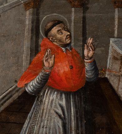 Zdjęcie nr 1: Obraz posiada kształt tonda ujętego w ramę utworzoną z ornamentu kartuszowego z elementami akantowymi i wolutowymi. W centrum przedstawienia wyobrażono klęczącego z uniesionymi obiema rękami ku górze przed ołtarzem św. Karola Boromeusza. Święty ubrany jest w purpurową sutannę, białą komżę oraz kardynalski mucet z widoczną tonsurą na głowie. Do  niego strzela z fuzji mężczyzna ubrany w oliwkowy strój, składający się z kapelusza ze strusim piórem, krótkiego kaftana z koronkowym, białym kołnierzem, bufiastych spodni i wysokich czerwonych pończoch oraz trzewików. W tle widać wnętrze świątyni z ołtarzem stojącym na jednym gradusie, nakrytym białym obrusem i zdobionym jasnym, tekstylnym antepedium, na środku którego, pomiędzy dwiema świecami, leży otwarta księga. Ściany wnętrza artykułowane są pilastrami o głowicach kompozytowych, podtrzymujących belkowanie.