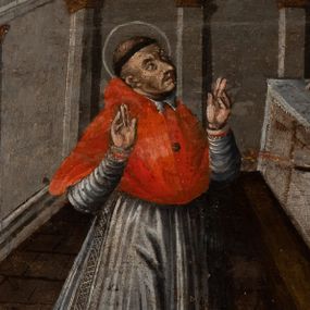 Zdjęcie nr 1: Obraz posiada kształt tonda ujętego w ramę utworzoną z ornamentu kartuszowego z elementami akantowymi i wolutowymi. W centrum przedstawienia wyobrażono klęczącego z uniesionymi obiema rękami ku górze przed ołtarzem św. Karola Boromeusza. Święty ubrany jest w purpurową sutannę, białą komżę oraz kardynalski mucet z widoczną tonsurą na głowie. Do  niego strzela z fuzji mężczyzna ubrany w oliwkowy strój, składający się z kapelusza ze strusim piórem, krótkiego kaftana z koronkowym, białym kołnierzem, bufiastych spodni i wysokich czerwonych pończoch oraz trzewików. W tle widać wnętrze świątyni z ołtarzem stojącym na jednym gradusie, nakrytym białym obrusem i zdobionym jasnym, tekstylnym antepedium, na środku którego, pomiędzy dwiema świecami, leży otwarta księga. Ściany wnętrza artykułowane są pilastrami o głowicach kompozytowych, podtrzymujących belkowanie.