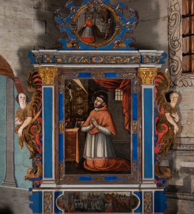 Zdjęcie nr 1: Retabulum św. Karola Boromeusza stanowi nastawę ze zwieńczeniem w formie architektonicznej, jednokondygnacyjną i jednoosiową. Wsparte jest na ośmiobocznej mensie spoczywającej na drewnianym stipesie w formie sarkofagowej, usytuowanym na niskim cokole. Boki stipesu ujmują złocone spływy wolutowe. Malowane antepedium ujęte jest przy górnej i dolnej krawędzi przez dwa pozłacane pasy z motywem małżowinowo-chrząstkowym. Predella retabulum w formie cokołu zawiera podłużne pole o nieregularnym kształcie z przedstawieniem Pokutnej procesji św. Karola Boromeusza w Mediolanie, ujęte po bokach dwoma prostokątnymi cokolikami, na których wspierają się pilastry retabulum. Retabulum jest oddzielone od predelli wąskim, spiętrzonym gzymsem, częściowo pozłacanym. Jego część środkową flankują dwa pilastry z głowicami kompozytowymi, wsparte na prostopadłościennych bazach, w których umieszczono prostokątne płyciny z motywem roślinnym. W centralnej części retabulum umieszczono obraz w formie stojącego prostokąta z przedstawieniem Modlitwy św. Karola Boromeusza. Po bokach nastawy znajdują się dwa uszaki uformowane z wici roślinno-kwiatowej, przedzielonej pośrodku płaskorzeźbionymi przedstawieniami aniołów. Ich zwrócone na zewnątrz sylwetki zostały wkomponowane motywy wolutowe. Anioł po lewej trzyma w prawej dłoni kielich mszalny, a anioł po prawej stronie ołtarza ma wzrok zwrócony w górę. Lewą, zgiętą w łokciu rękę trzyma na piersi, prawą ma wyprostowaną. Obraz jest ujęty w ramę o profilowanych bokach, zdobionych luźnymi motywami roślinnymi w formie stylizowanych liści akantu. Ponad nią widoczne jest profilowane belkowanie, załamane na osi pilastrów, wzbogacone na środku fryzem z motywami roślinnymi. W zwieńczeniu ołtarza umieszczono owalny obraz ze sceną Zamachu na św. Karola Boromeusza, ujęty ornamentem kartuszowym z elementami akantowymi i wolutowymi.