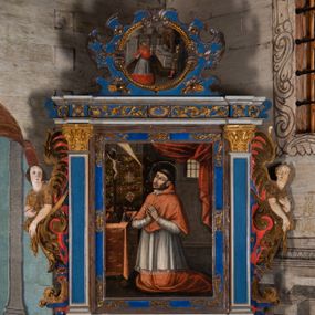 Zdjęcie nr 1: Retabulum św. Karola Boromeusza stanowi nastawę ze zwieńczeniem w formie architektonicznej, jednokondygnacyjną i jednoosiową. Wsparte jest na ośmiobocznej mensie spoczywającej na drewnianym stipesie w formie sarkofagowej, usytuowanym na niskim cokole. Boki stipesu ujmują złocone spływy wolutowe. Malowane antepedium ujęte jest przy górnej i dolnej krawędzi przez dwa pozłacane pasy z motywem małżowinowo-chrząstkowym. Predella retabulum w formie cokołu zawiera podłużne pole o nieregularnym kształcie z przedstawieniem Pokutnej procesji św. Karola Boromeusza w Mediolanie, ujęte po bokach dwoma prostokątnymi cokolikami, na których wspierają się pilastry retabulum. Retabulum jest oddzielone od predelli wąskim, spiętrzonym gzymsem, częściowo pozłacanym. Jego część środkową flankują dwa pilastry z głowicami kompozytowymi, wsparte na prostopadłościennych bazach, w których umieszczono prostokątne płyciny z motywem roślinnym. W centralnej części retabulum umieszczono obraz w formie stojącego prostokąta z przedstawieniem Modlitwy św. Karola Boromeusza. Po bokach nastawy znajdują się dwa uszaki uformowane z wici roślinno-kwiatowej, przedzielonej pośrodku płaskorzeźbionymi przedstawieniami aniołów. Ich zwrócone na zewnątrz sylwetki zostały wkomponowane motywy wolutowe. Anioł po lewej trzyma w prawej dłoni kielich mszalny, a anioł po prawej stronie ołtarza ma wzrok zwrócony w górę. Lewą, zgiętą w łokciu rękę trzyma na piersi, prawą ma wyprostowaną. Obraz jest ujęty w ramę o profilowanych bokach, zdobionych luźnymi motywami roślinnymi w formie stylizowanych liści akantu. Ponad nią widoczne jest profilowane belkowanie, załamane na osi pilastrów, wzbogacone na środku fryzem z motywami roślinnymi. W zwieńczeniu ołtarza umieszczono owalny obraz ze sceną Zamachu na św. Karola Boromeusza, ujęty ornamentem kartuszowym z elementami akantowymi i wolutowymi.