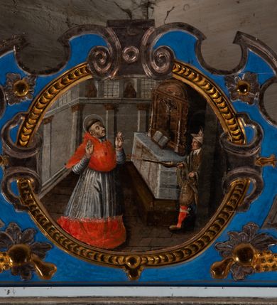 Zdjęcie nr 3: Retabulum św. Karola Boromeusza stanowi nastawę ze zwieńczeniem w formie architektonicznej, jednokondygnacyjną i jednoosiową. Wsparte jest na ośmiobocznej mensie spoczywającej na drewnianym stipesie w formie sarkofagowej, usytuowanym na niskim cokole. Boki stipesu ujmują złocone spływy wolutowe. Malowane antepedium ujęte jest przy górnej i dolnej krawędzi przez dwa pozłacane pasy z motywem małżowinowo-chrząstkowym. Predella retabulum w formie cokołu zawiera podłużne pole o nieregularnym kształcie z przedstawieniem Pokutnej procesji św. Karola Boromeusza w Mediolanie, ujęte po bokach dwoma prostokątnymi cokolikami, na których wspierają się pilastry retabulum. Retabulum jest oddzielone od predelli wąskim, spiętrzonym gzymsem, częściowo pozłacanym. Jego część środkową flankują dwa pilastry z głowicami kompozytowymi, wsparte na prostopadłościennych bazach, w których umieszczono prostokątne płyciny z motywem roślinnym. W centralnej części retabulum umieszczono obraz w formie stojącego prostokąta z przedstawieniem Modlitwy św. Karola Boromeusza. Po bokach nastawy znajdują się dwa uszaki uformowane z wici roślinno-kwiatowej, przedzielonej pośrodku płaskorzeźbionymi przedstawieniami aniołów. Ich zwrócone na zewnątrz sylwetki zostały wkomponowane motywy wolutowe. Anioł po lewej trzyma w prawej dłoni kielich mszalny, a anioł po prawej stronie ołtarza ma wzrok zwrócony w górę. Lewą, zgiętą w łokciu rękę trzyma na piersi, prawą ma wyprostowaną. Obraz jest ujęty w ramę o profilowanych bokach, zdobionych luźnymi motywami roślinnymi w formie stylizowanych liści akantu. Ponad nią widoczne jest profilowane belkowanie, załamane na osi pilastrów, wzbogacone na środku fryzem z motywami roślinnymi. W zwieńczeniu ołtarza umieszczono owalny obraz ze sceną Zamachu na św. Karola Boromeusza, ujęty ornamentem kartuszowym z elementami akantowymi i wolutowymi.