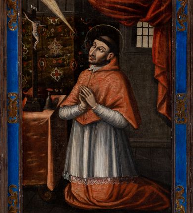 Zdjęcie nr 9: Retabulum św. Karola Boromeusza stanowi nastawę ze zwieńczeniem w formie architektonicznej, jednokondygnacyjną i jednoosiową. Wsparte jest na ośmiobocznej mensie spoczywającej na drewnianym stipesie w formie sarkofagowej, usytuowanym na niskim cokole. Boki stipesu ujmują złocone spływy wolutowe. Malowane antepedium ujęte jest przy górnej i dolnej krawędzi przez dwa pozłacane pasy z motywem małżowinowo-chrząstkowym. Predella retabulum w formie cokołu zawiera podłużne pole o nieregularnym kształcie z przedstawieniem Pokutnej procesji św. Karola Boromeusza w Mediolanie, ujęte po bokach dwoma prostokątnymi cokolikami, na których wspierają się pilastry retabulum. Retabulum jest oddzielone od predelli wąskim, spiętrzonym gzymsem, częściowo pozłacanym. Jego część środkową flankują dwa pilastry z głowicami kompozytowymi, wsparte na prostopadłościennych bazach, w których umieszczono prostokątne płyciny z motywem roślinnym. W centralnej części retabulum umieszczono obraz w formie stojącego prostokąta z przedstawieniem Modlitwy św. Karola Boromeusza. Po bokach nastawy znajdują się dwa uszaki uformowane z wici roślinno-kwiatowej, przedzielonej pośrodku płaskorzeźbionymi przedstawieniami aniołów. Ich zwrócone na zewnątrz sylwetki zostały wkomponowane motywy wolutowe. Anioł po lewej trzyma w prawej dłoni kielich mszalny, a anioł po prawej stronie ołtarza ma wzrok zwrócony w górę. Lewą, zgiętą w łokciu rękę trzyma na piersi, prawą ma wyprostowaną. Obraz jest ujęty w ramę o profilowanych bokach, zdobionych luźnymi motywami roślinnymi w formie stylizowanych liści akantu. Ponad nią widoczne jest profilowane belkowanie, załamane na osi pilastrów, wzbogacone na środku fryzem z motywami roślinnymi. W zwieńczeniu ołtarza umieszczono owalny obraz ze sceną Zamachu na św. Karola Boromeusza, ujęty ornamentem kartuszowym z elementami akantowymi i wolutowymi.