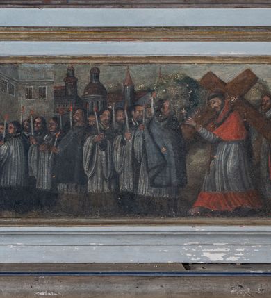 Zdjęcie nr 8: Retabulum św. Karola Boromeusza stanowi nastawę ze zwieńczeniem w formie architektonicznej, jednokondygnacyjną i jednoosiową. Wsparte jest na ośmiobocznej mensie spoczywającej na drewnianym stipesie w formie sarkofagowej, usytuowanym na niskim cokole. Boki stipesu ujmują złocone spływy wolutowe. Malowane antepedium ujęte jest przy górnej i dolnej krawędzi przez dwa pozłacane pasy z motywem małżowinowo-chrząstkowym. Predella retabulum w formie cokołu zawiera podłużne pole o nieregularnym kształcie z przedstawieniem Pokutnej procesji św. Karola Boromeusza w Mediolanie, ujęte po bokach dwoma prostokątnymi cokolikami, na których wspierają się pilastry retabulum. Retabulum jest oddzielone od predelli wąskim, spiętrzonym gzymsem, częściowo pozłacanym. Jego część środkową flankują dwa pilastry z głowicami kompozytowymi, wsparte na prostopadłościennych bazach, w których umieszczono prostokątne płyciny z motywem roślinnym. W centralnej części retabulum umieszczono obraz w formie stojącego prostokąta z przedstawieniem Modlitwy św. Karola Boromeusza. Po bokach nastawy znajdują się dwa uszaki uformowane z wici roślinno-kwiatowej, przedzielonej pośrodku płaskorzeźbionymi przedstawieniami aniołów. Ich zwrócone na zewnątrz sylwetki zostały wkomponowane motywy wolutowe. Anioł po lewej trzyma w prawej dłoni kielich mszalny, a anioł po prawej stronie ołtarza ma wzrok zwrócony w górę. Lewą, zgiętą w łokciu rękę trzyma na piersi, prawą ma wyprostowaną. Obraz jest ujęty w ramę o profilowanych bokach, zdobionych luźnymi motywami roślinnymi w formie stylizowanych liści akantu. Ponad nią widoczne jest profilowane belkowanie, załamane na osi pilastrów, wzbogacone na środku fryzem z motywami roślinnymi. W zwieńczeniu ołtarza umieszczono owalny obraz ze sceną Zamachu na św. Karola Boromeusza, ujęty ornamentem kartuszowym z elementami akantowymi i wolutowymi.