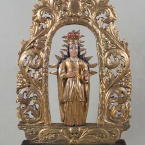 Zdjęcie nr 1: Feretron uzyskał formę dwuczęściowej konstrukcji. Górną tworzy wydłużone, owalne obramienie z ażurowej wici akantowo-roślinnej, dekorowanej przy szczycie wydatną rozetą, przechodzące w ścięty po bokach postument, zdobiony na środku z jednej strony płaskorzeźbioną, uskrzydloną główką aniołka, a z drugiej trupią czaszką, którym towarzyszy wić roślinna. Obramienie przymocowane jest do brązowej podstawy w kształcie leżącego graniastosłupa przeprutego dwoma kwadratowymi otworami przeznaczonymi na zakładanie drążków procesyjnych. Obramienie ujmuje pełnoplastyczną rzeźbę dwustronną z przedstawieniem stojącej w lekkim kontrapoście Matki Boskiej w złotej, zamkniętej koronie na głowie. Na wysokości ramion otacza ją promienista mandorla. Na awersie Madonna na wysokości piersi ma złożone ręce do modlitwy. Jej twarz o jasnej karnacji jest pociągła. Ma prosty, wydatny nos i wąskie usta. Spod korony spływają dwa pasma brązowych włosów, układających się na ramionach okrytych złotym płaszczem. Jego poły równolegle wzdłuż postaci opadają ku ziemi, odsłaniając długą, czerwoną tunikę lamowaną pod szyją i przy rękawach złotą taśmą. Z kolei na rewersie Maria prawą rękę ma przyłożoną do piersi, a w lewej, wyciągniętej przed siebie, trzymała niezachowane berło. Także tu Madonna ma mocno pociągłą twarz o prostym nosie i wąskich ustach. Spływające spod korony brązowe włosy układają się na jej ramionach. Ubrana jest w złoty płaszcz, którego poły opadają wzdłuż jej postaci, odkrywając złoty gorset i sięgającą kolan spódnicę, pod którą widoczna jest długa, złota tunika.  

